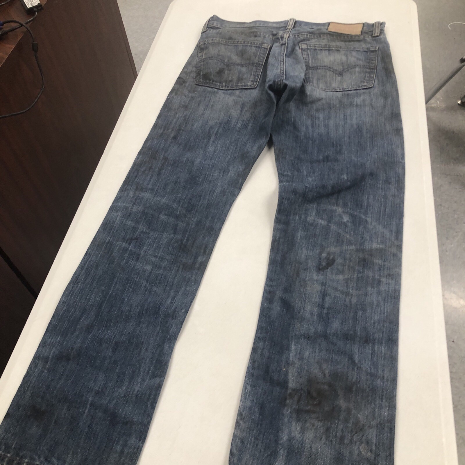 Levi 513 Men’s Slim Straight Fit, Dark Blue, 32×30 See Description Stained Thras