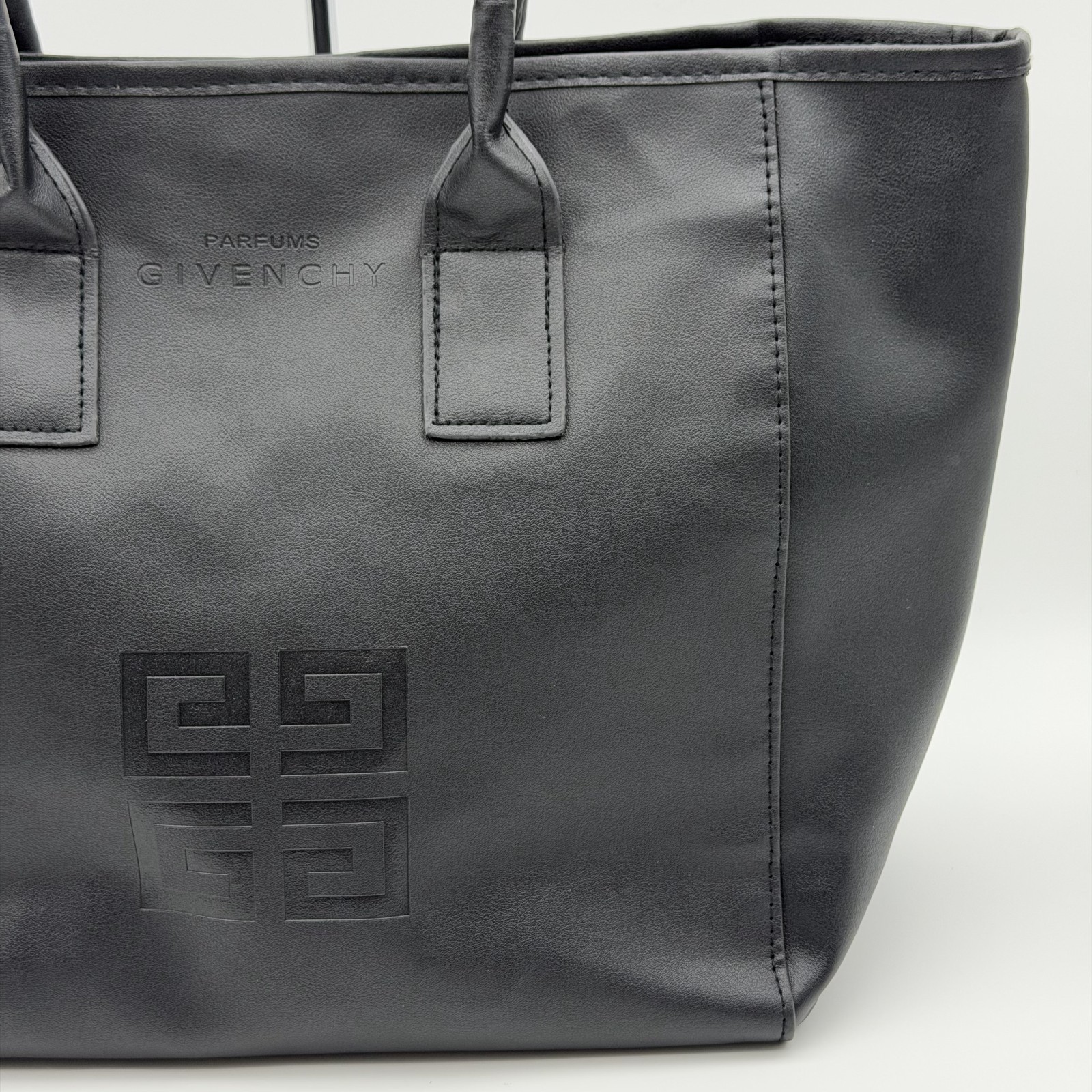 GIVENCHY Tote bag leather black Not available in Japan Magnetic button closure