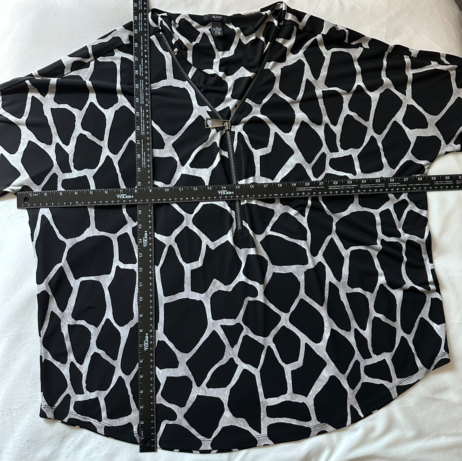 Alfani Women’s Plus Size Black/White Giraffe Print Half Zip 3/4 Sleeve Blouse 3X