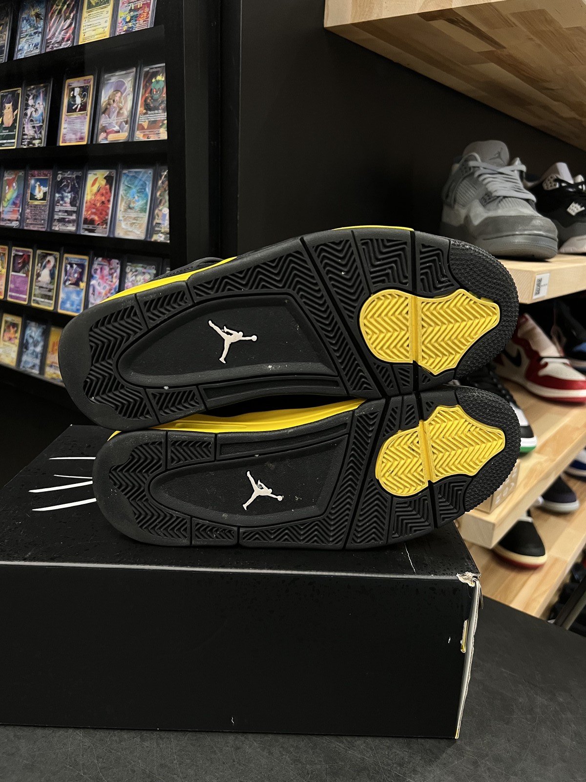Jordan 4 Retro Thunder (2023) Size 10.5, PREOWNED