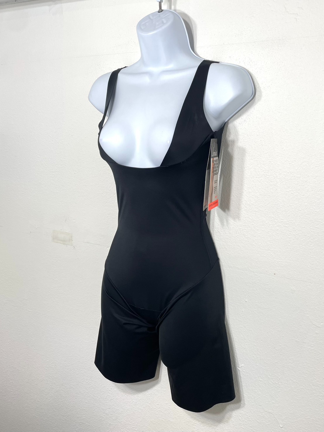 NWOT Leonisa Women’s S Undetectable Step-In Mid-Thigh Body Shaper 18483 Black