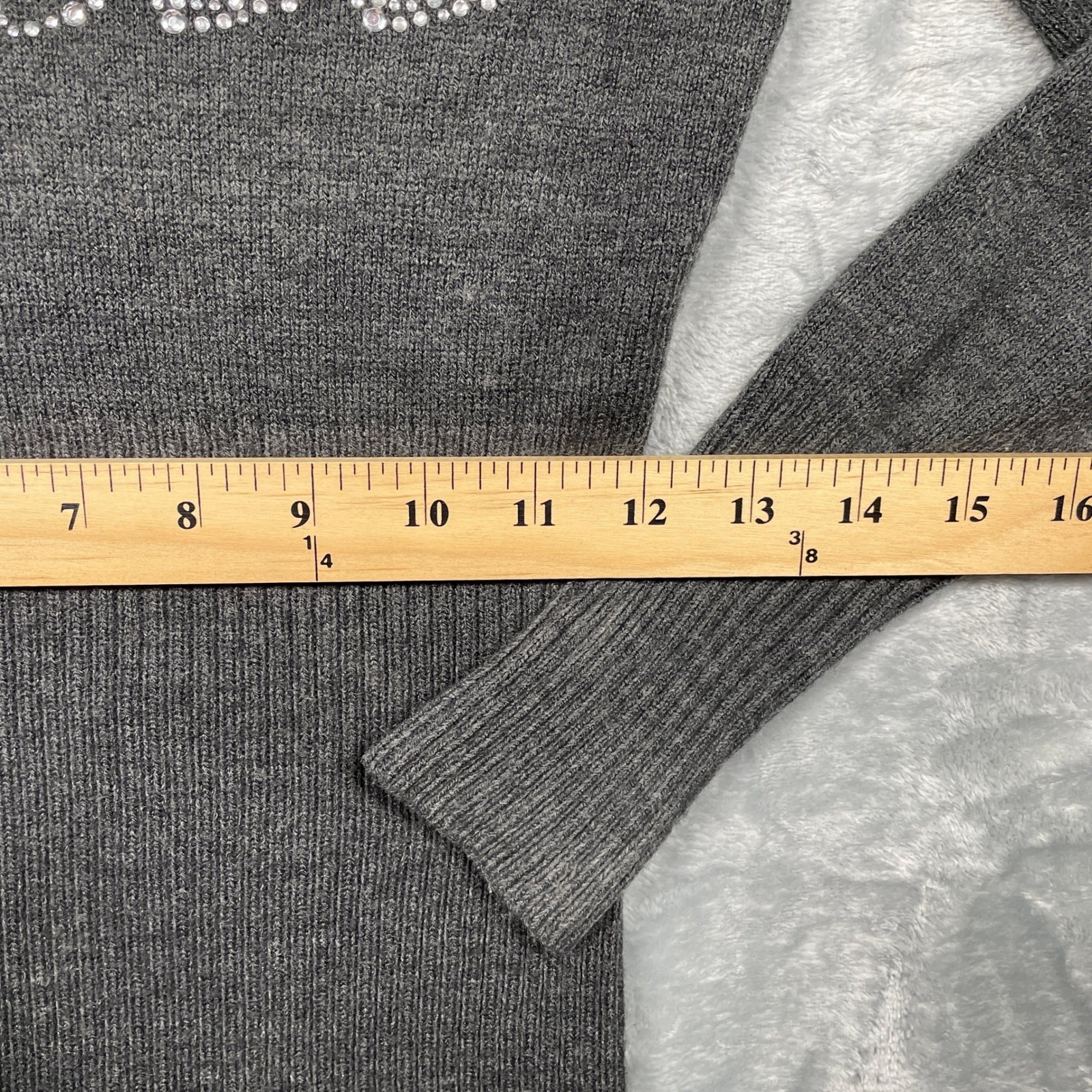 Guess Cold Shoulder Sweater Womens Gray Rhinestone Logo Ribbed Knit V-Neck Large