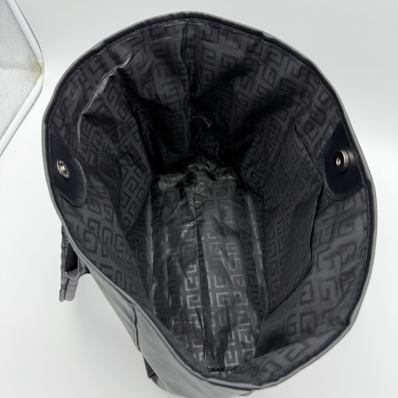 GIVENCHY Tote bag leather black Not available in Japan Magnetic button closure