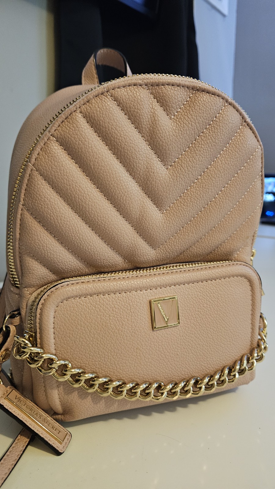 NWT VICTORIAS SECRET CHAIN V QUILTED MINI BACKPACK PEARL PINK / GOLD CHAIN LINK