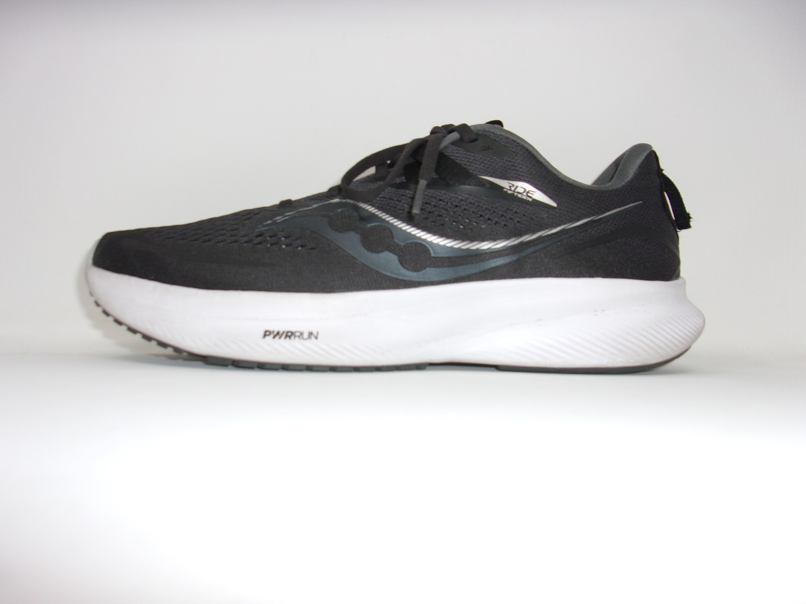 Saucony Men’s Ride 15 Running Shoes, Black/White, Size 10.5 US, USED1