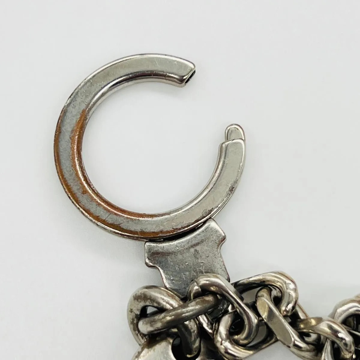 LOUIS VUITTON Portefeuille Chaine V Square Charm Wallet Chain M61994