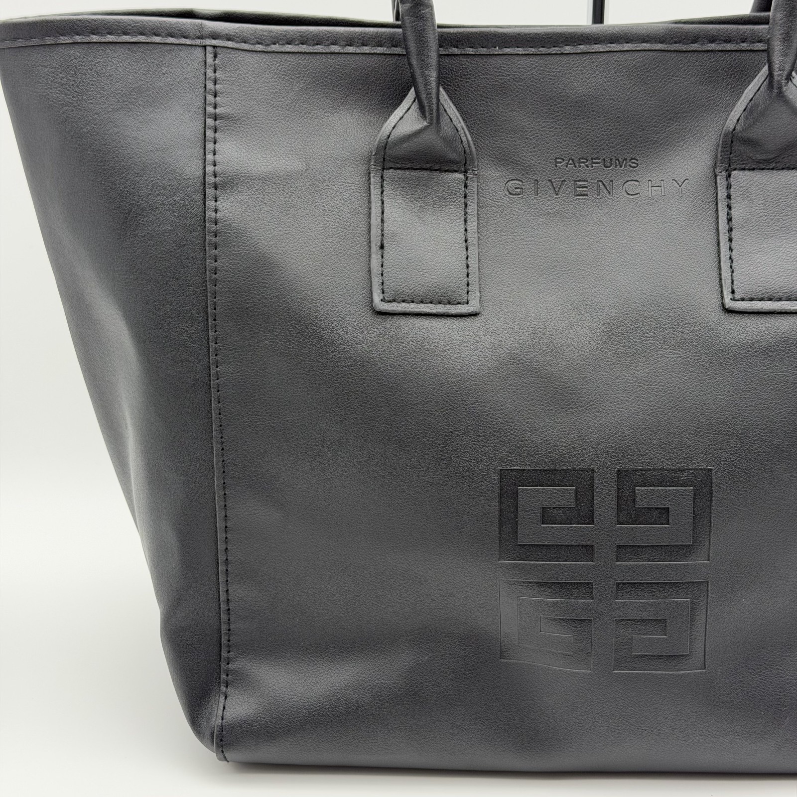 GIVENCHY Tote bag leather black Not available in Japan Magnetic button closure