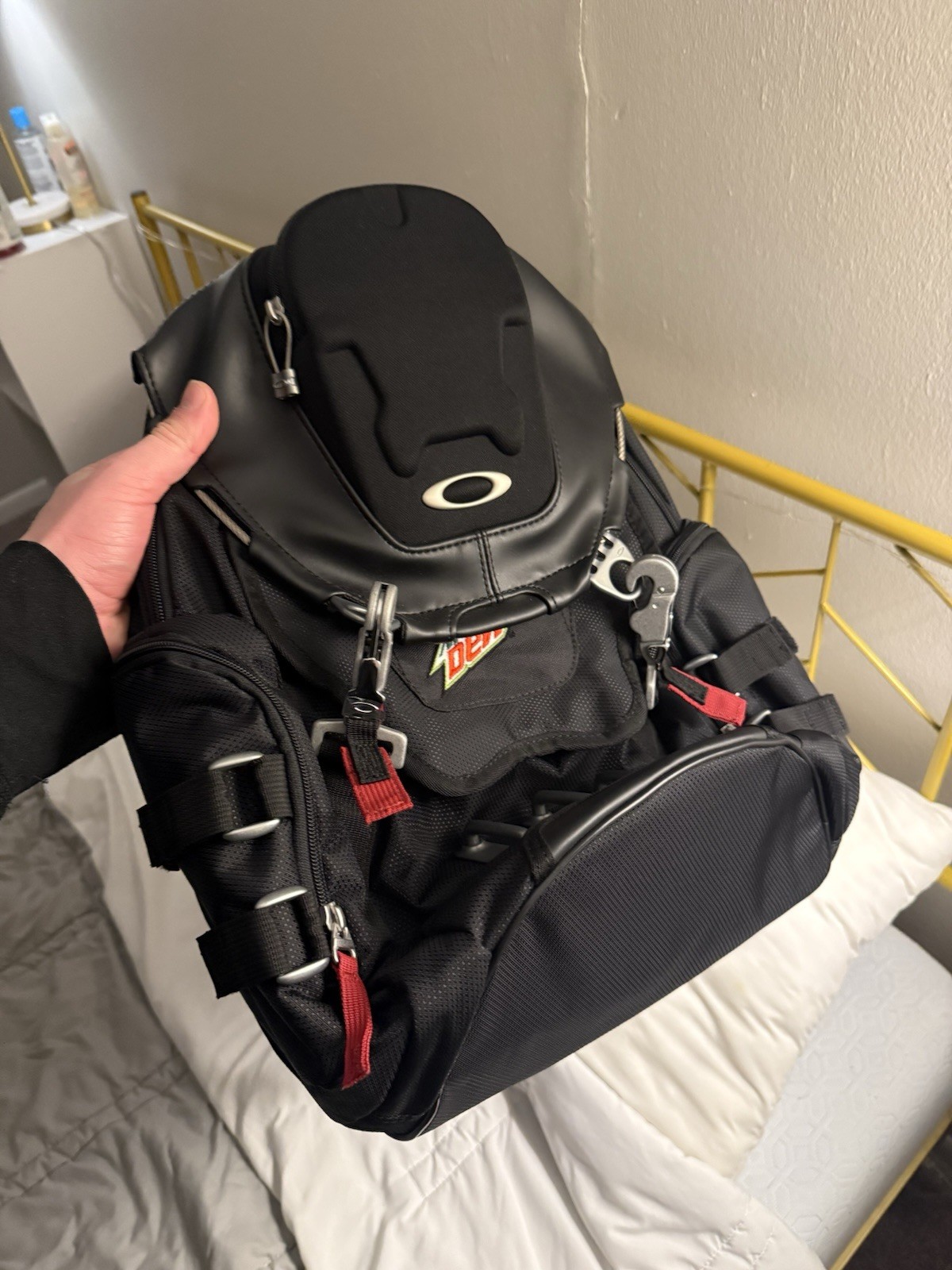 Oakley Kitchen Sink Backpack 23L Capacity – 923560DM-001- New with Tag Black