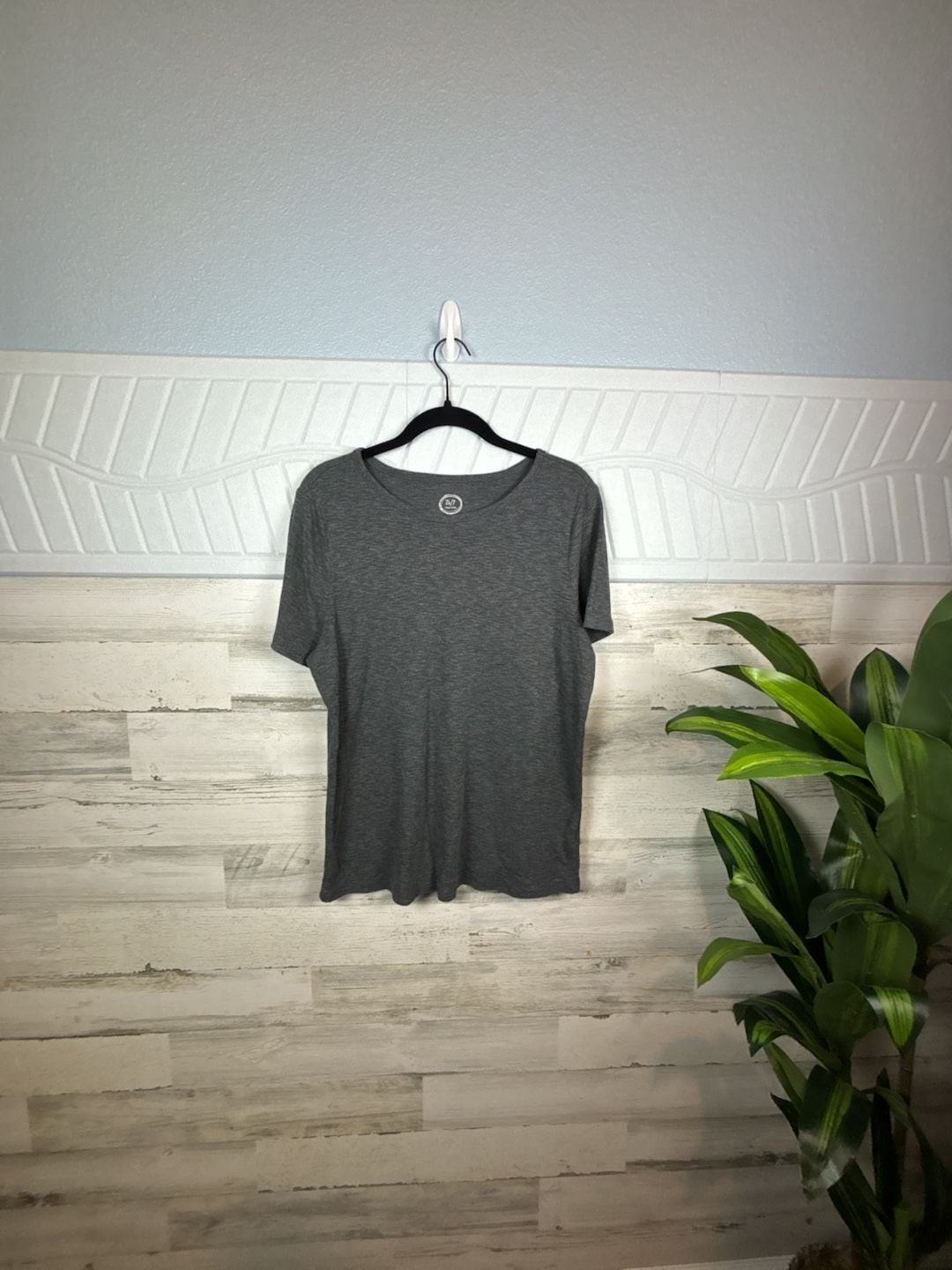 Maurices 24/7 Gray Heathered Short Sleeve Ribbed Scoop Neck Tee