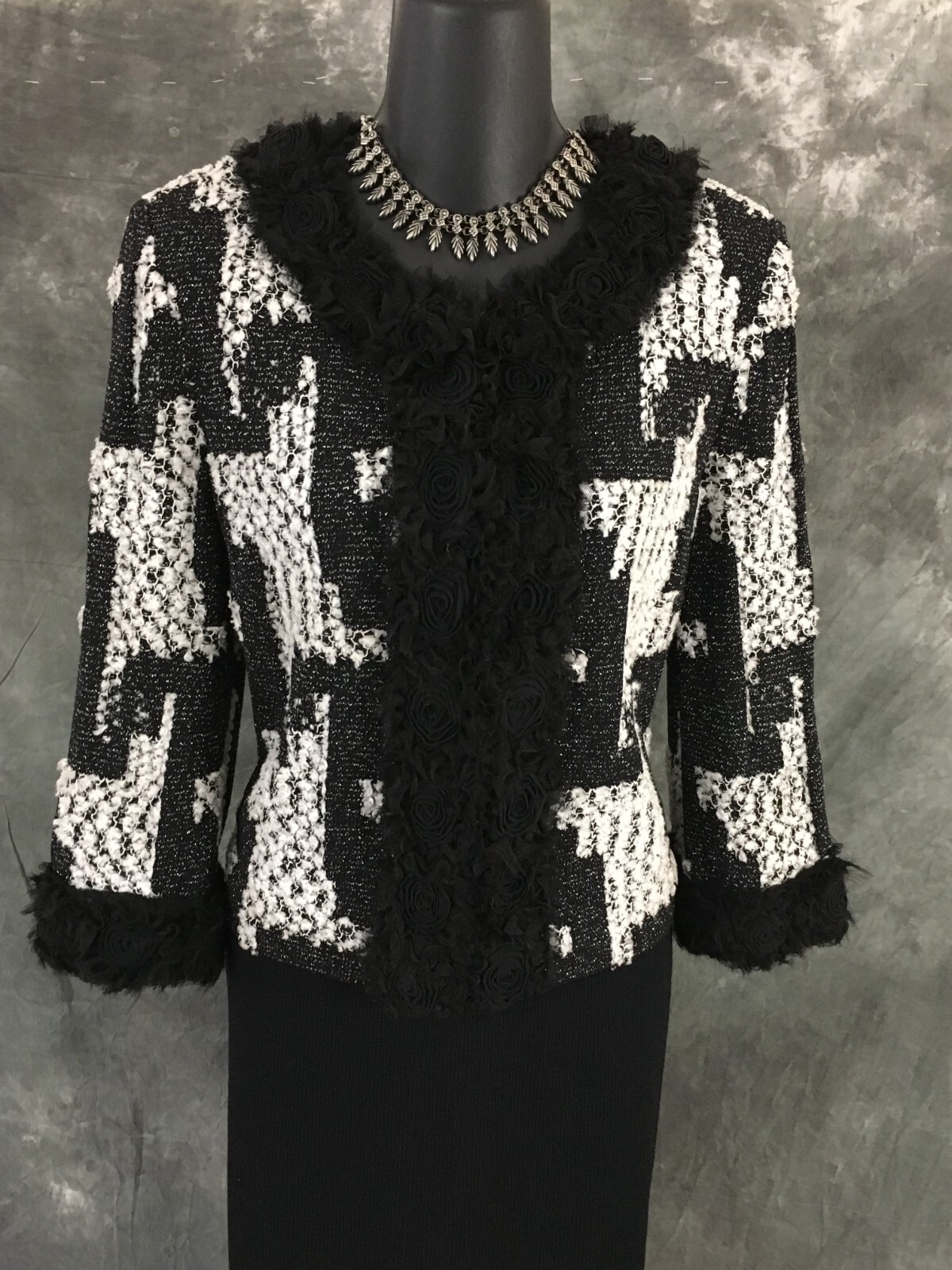 BEAUTIFUL St John couture knit black white jacket skirt suit size 6