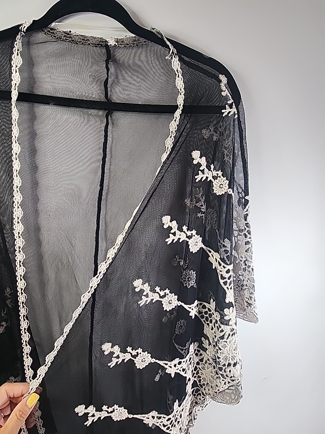 Time & Tru Women Black Ivory Scalloped Embroidered Lace Kimono Robe Cover-Up S M