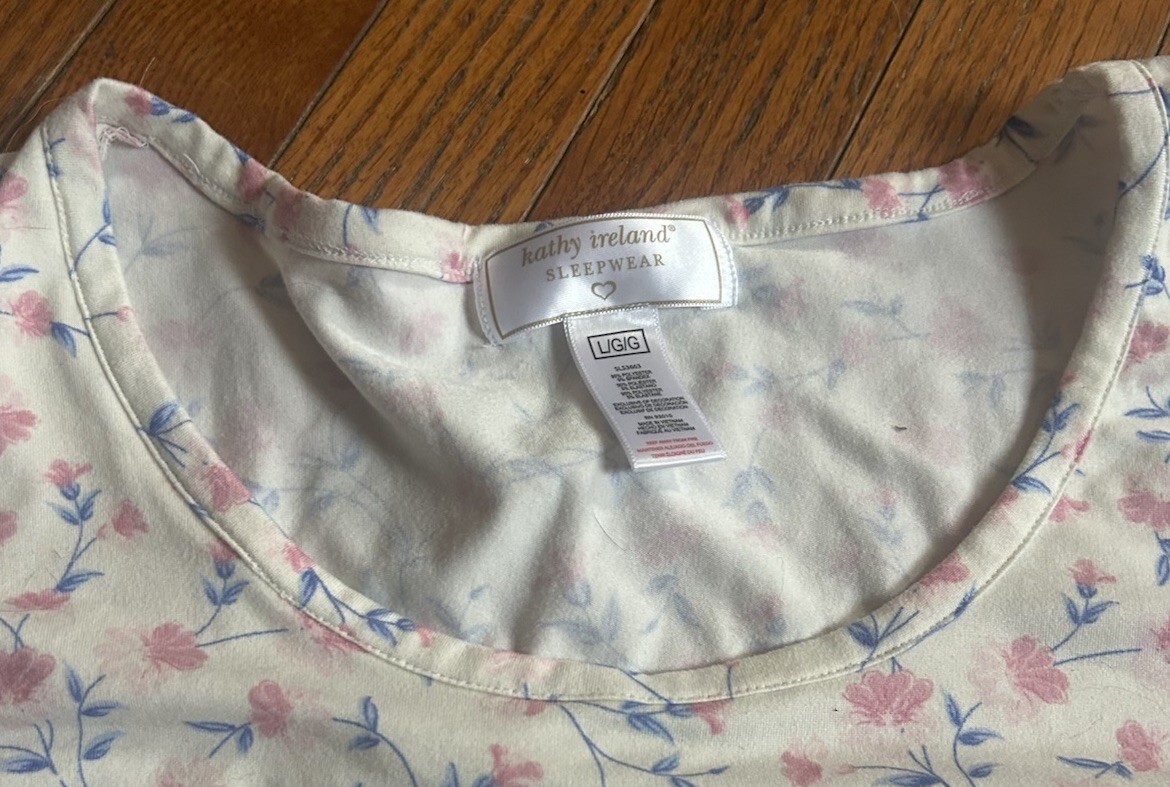 Kathy Ireland Sleepwear 2pc.Short Set, Off white Floral Size Large Lightweight