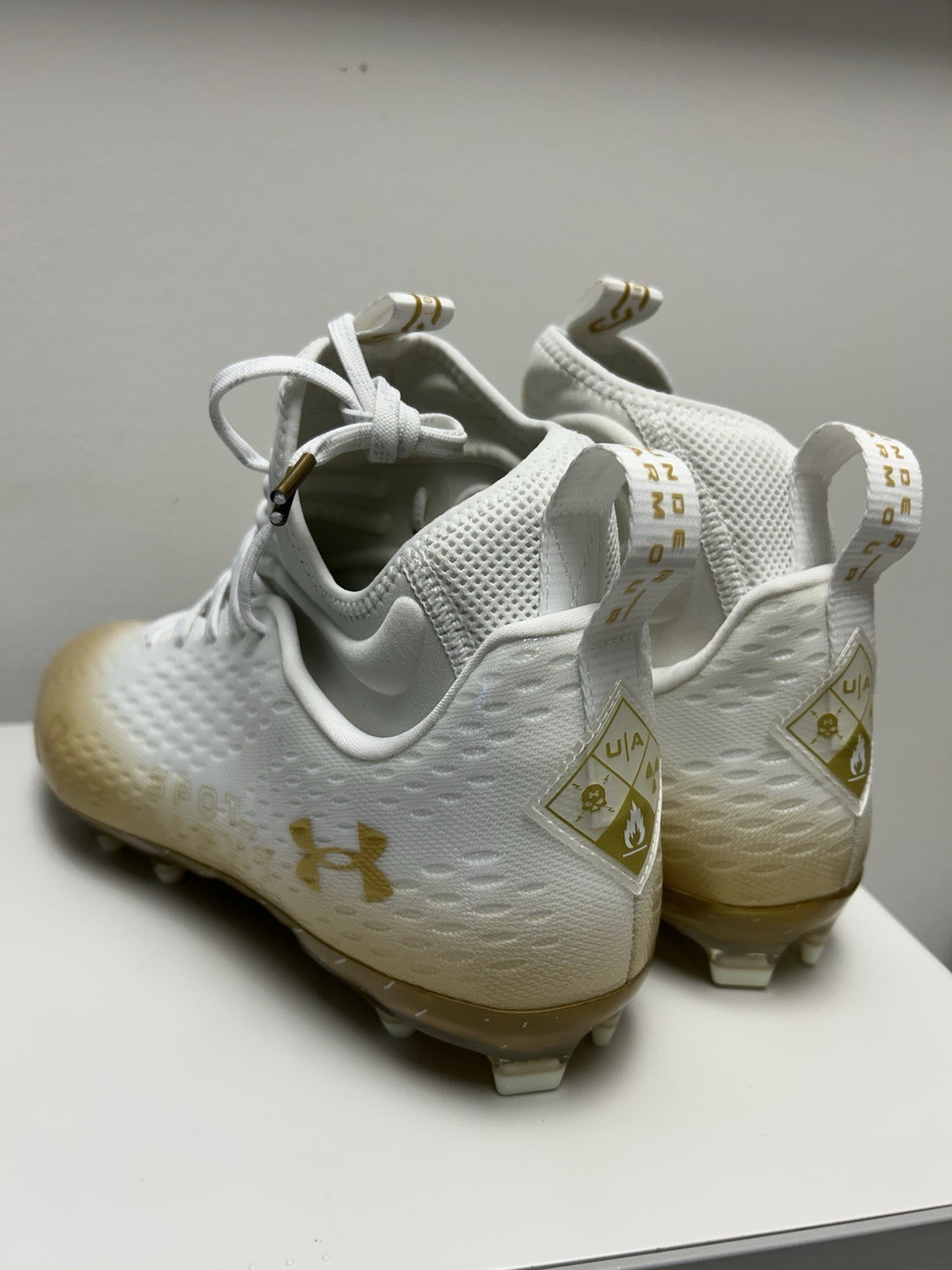 Size 11-Men’s Under Armour Spotlight Lux Football Lacrosse Cleats White Gold NEW