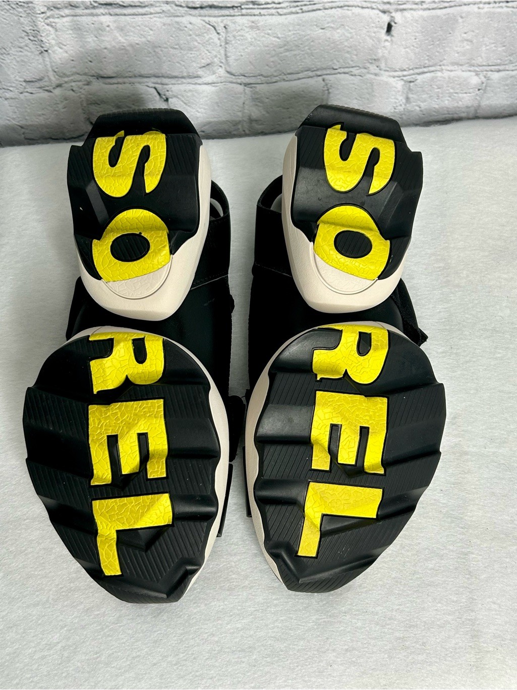Sorel Kinetic Impact Black Platform Sport Sandals Yellow Accent Strap 8.5