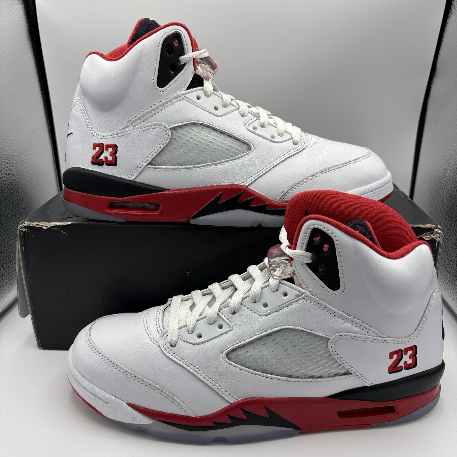 Air Jordan 5 Retro Fire Red 2025 Size 11.5 Pre-Owned HQ7978-101 White Black Red