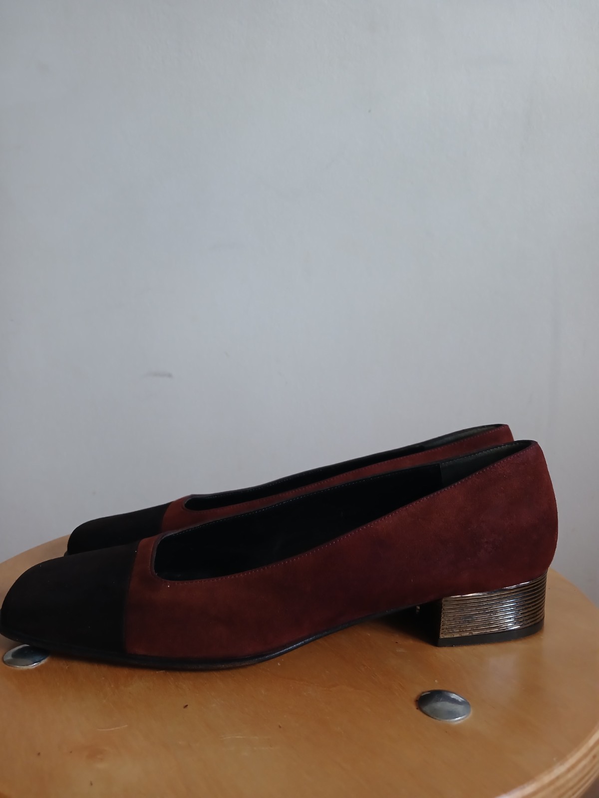BRUNO MAGLI Two-Tone Suede Pumps EU 39 Cap Toe Block Heel Quiet Luxury