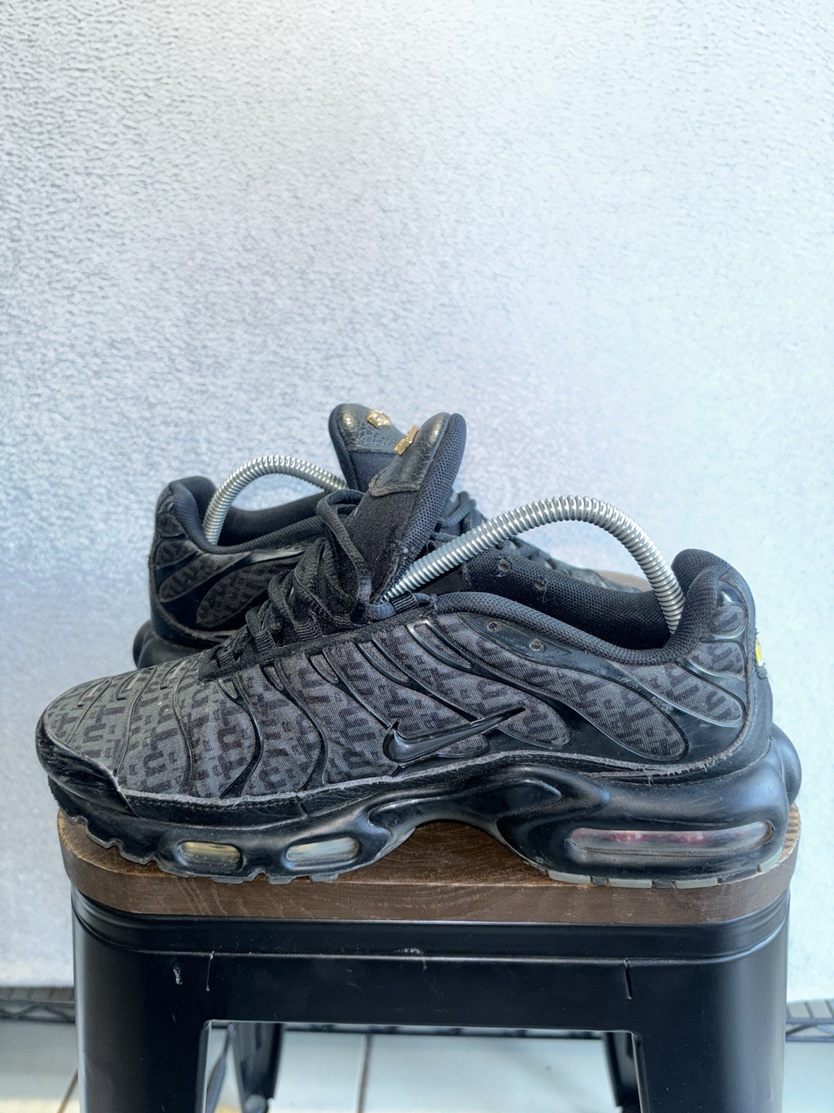 Nike Men’s Air Max Plus TN Running Shoes Sneakers, Black Gold, Sz 9