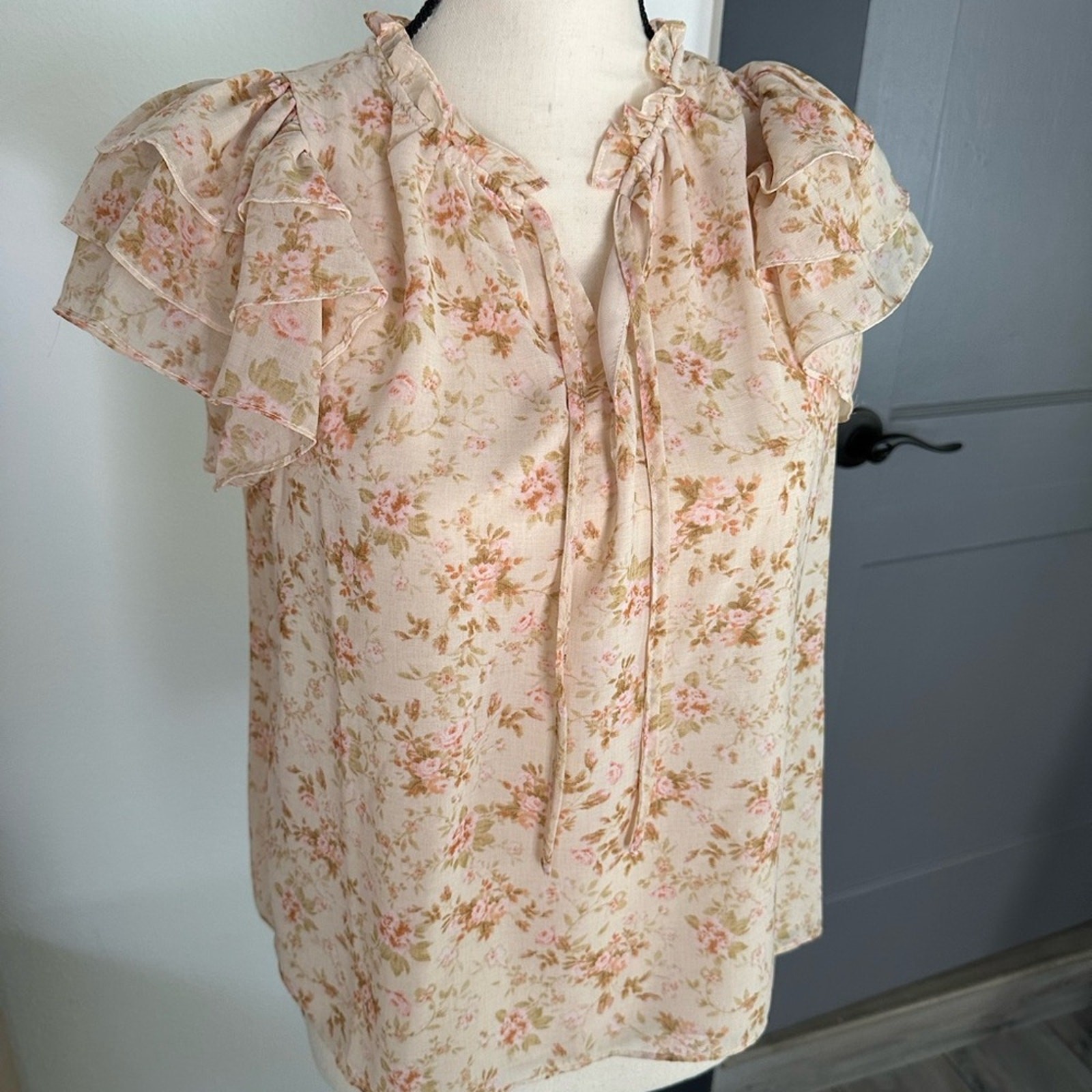 1 STATE Pink Flutter Sleeve Tie Neck Blouse Chiffon Ruffle Top Women’s Small