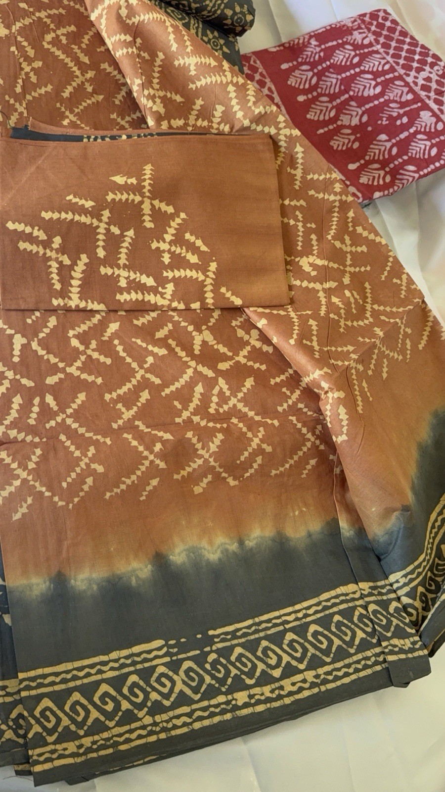 NEW 🆕, Cotton BATIK SAREE. ( Item#L3906 ) including blouse piece.