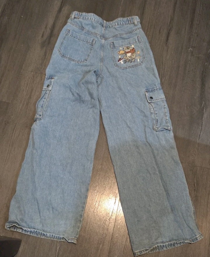 Hot Topic Light Indigo Frog Mushroom Embroidered Wide Leg Cargo Jeans Junior’s M