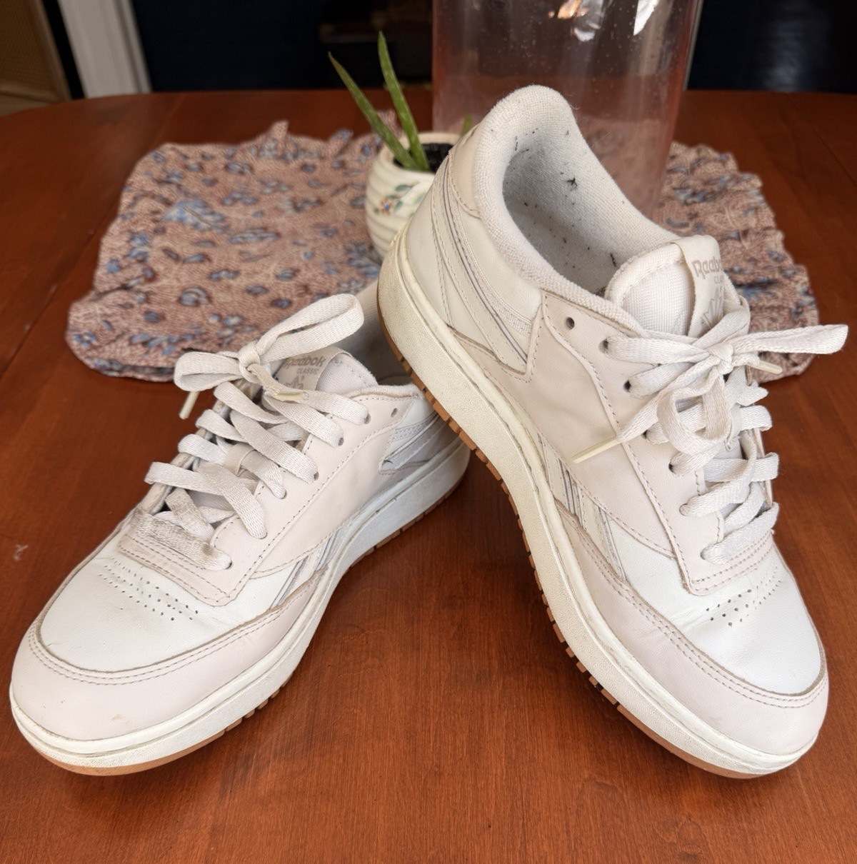 Reebok Classic Women’s Low Top White Leather Lace-Up Sneakers Rubber Sole