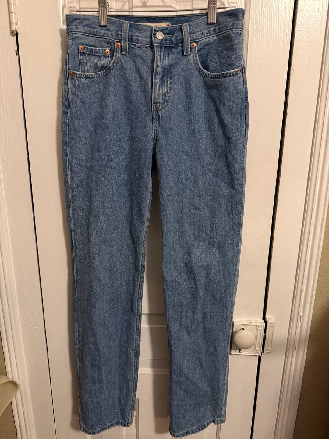 Levi’s Women’s Low Pro Straight Jeans in Medium Wash Size 26