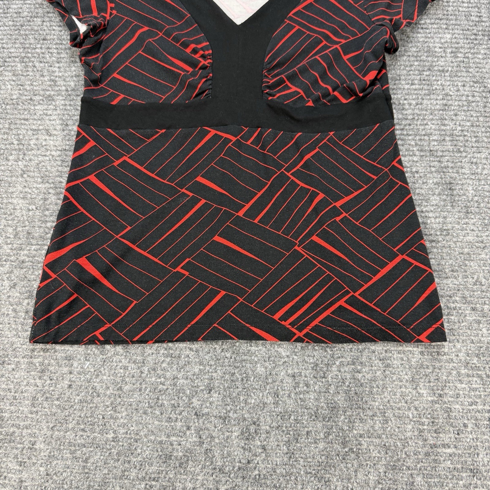 Ann Taylor Petite Medium V Neck Top Black Red Print Short Sleeve Stretch