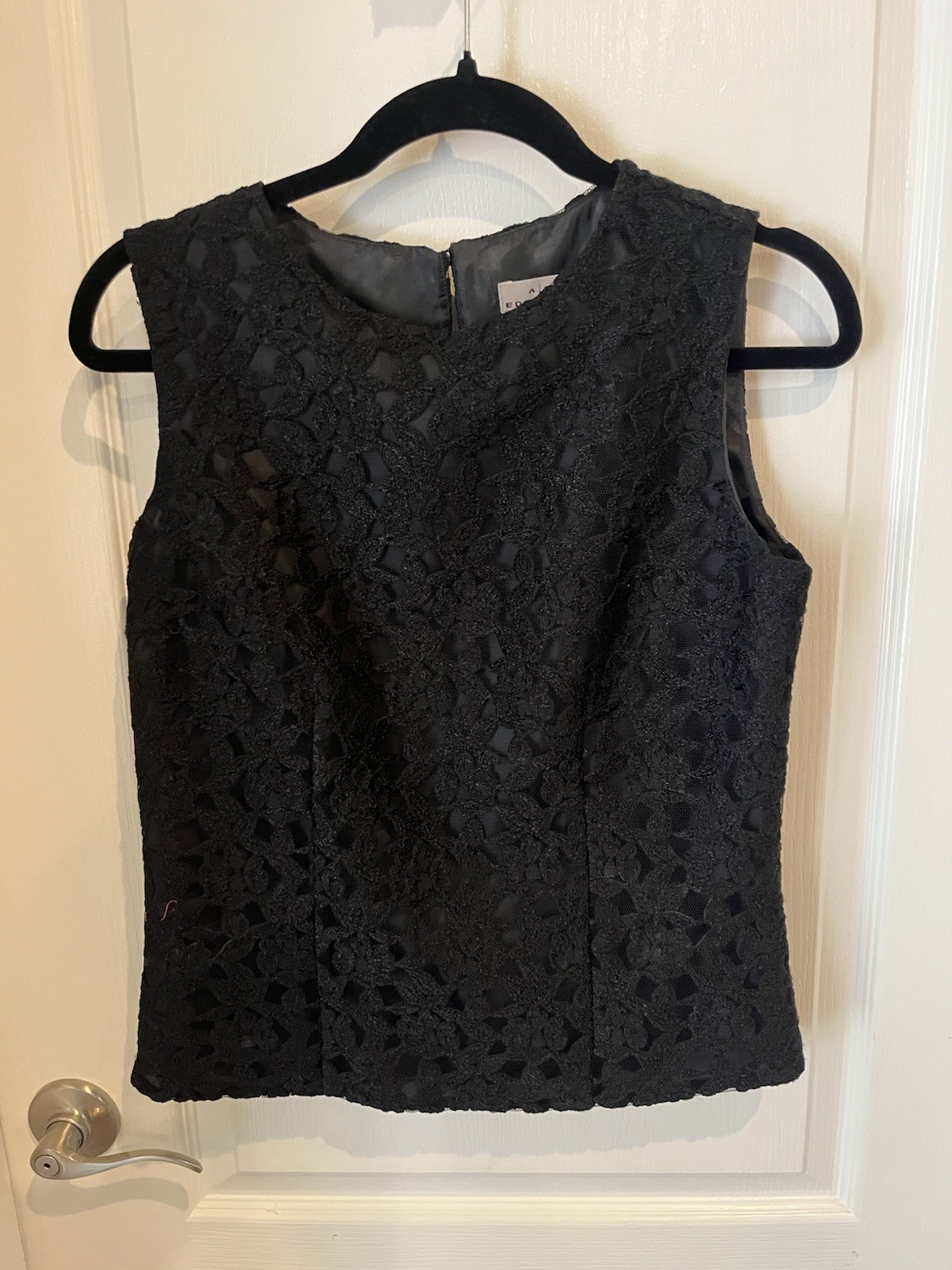 Eddie Bauer Women’s Black Floral Lace Round Neck Sleeveless Blouse Size 6