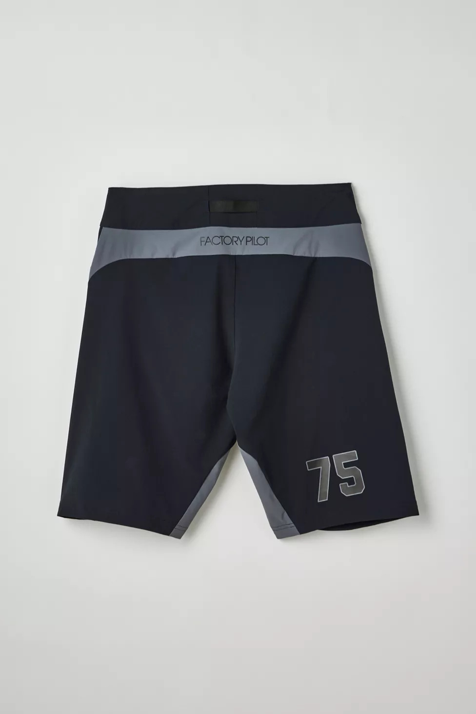 $100 Oakley Men’s Seeker 75 Bike Shorts 11.5” – Black/Grey – Size 29 – New Tags