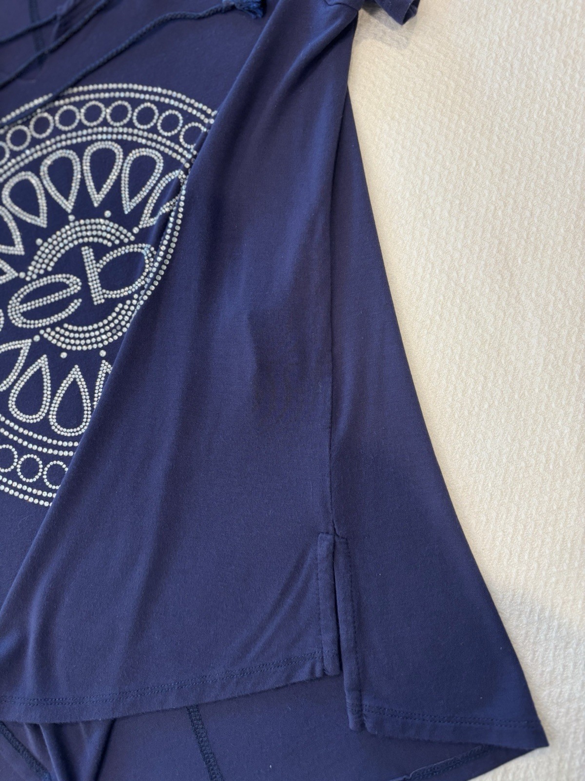 Rare bebe Women’s Navy Rhinestone Logo Medallion Scoop Neck Tie Front Tee Sz S/P