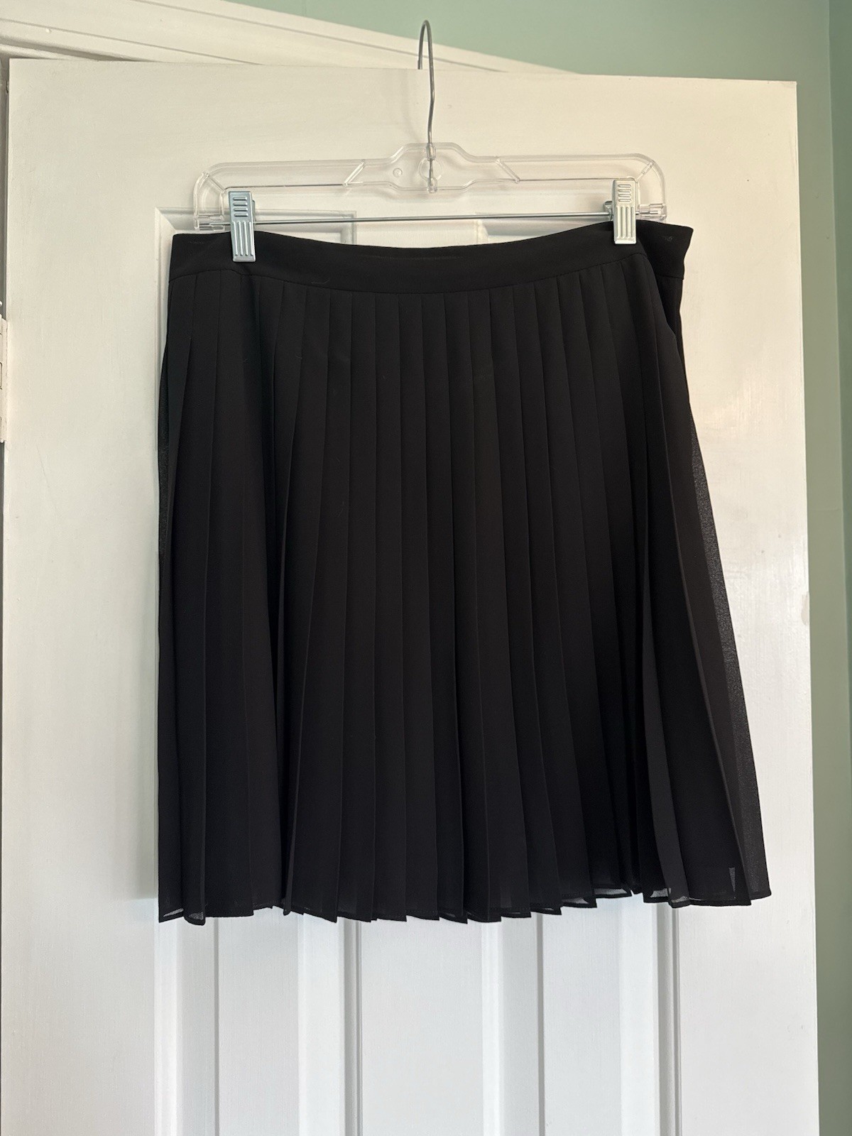 NWOT – Loft – Black Pleated Skirt – Above Knee – Size 8