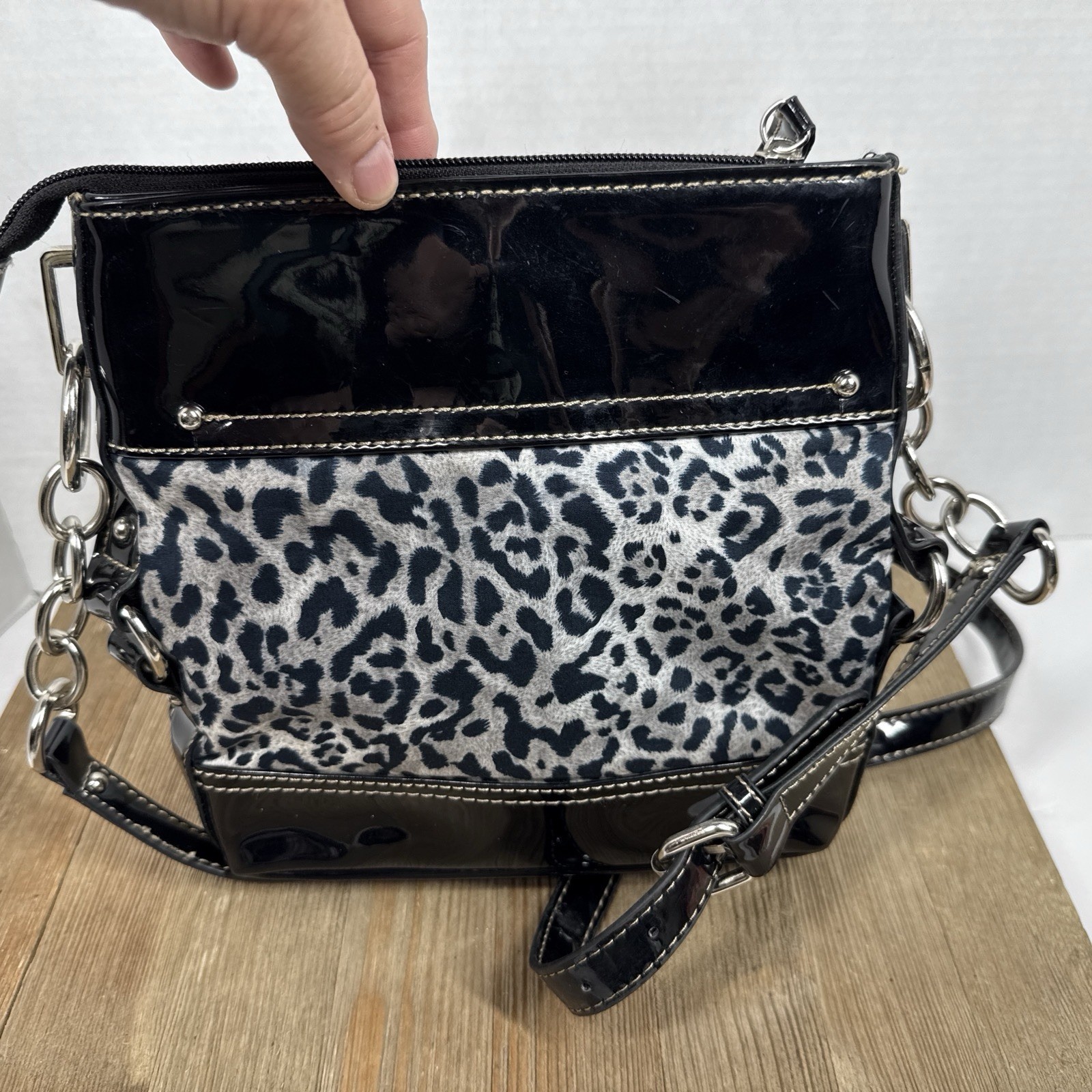 Chaps Salerno Leopard Print Crossbody Bag Vegan Patent Black Strap/Chain, Read.