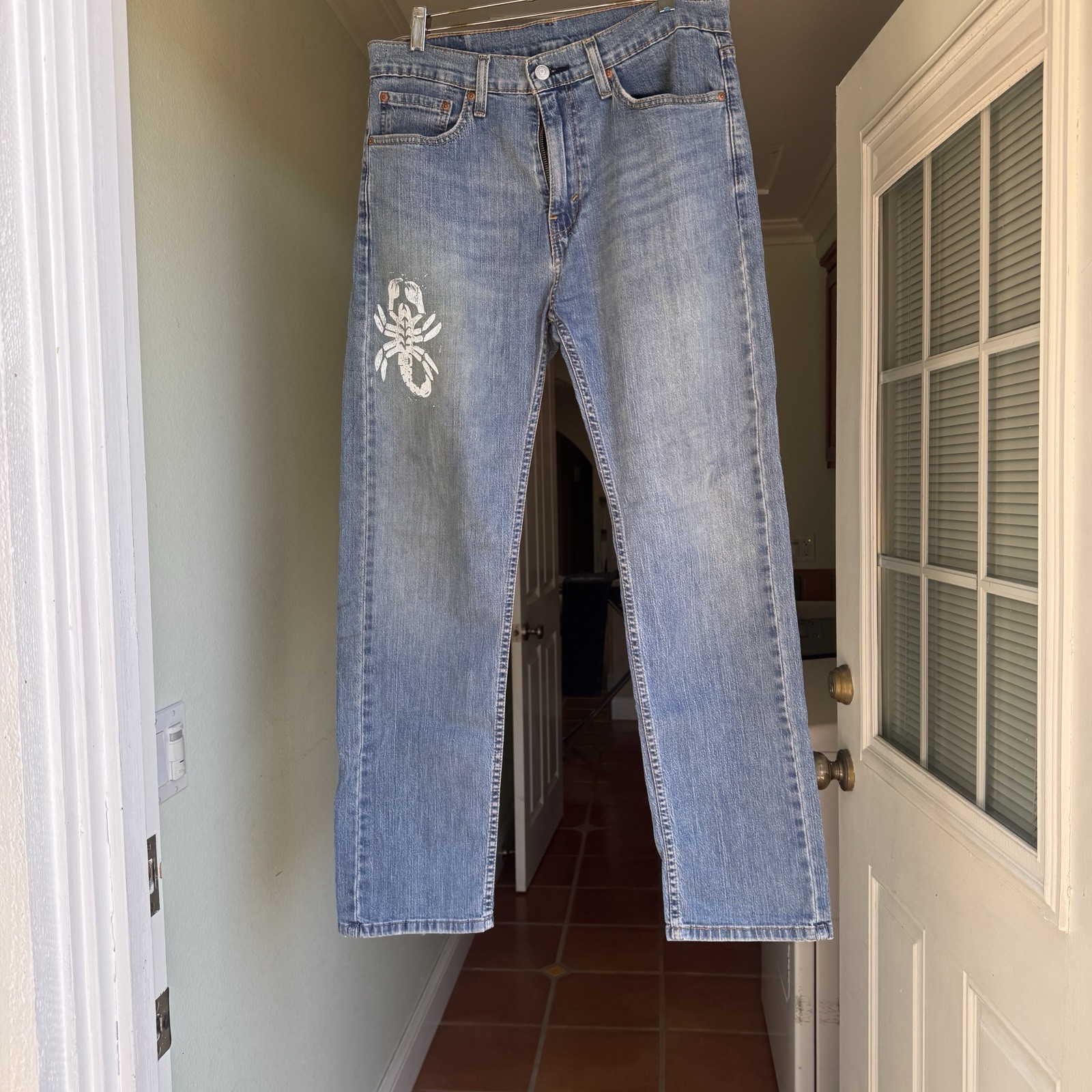 Levi’s 505 Men’s Light Wash Blue Straight Jeans Scorpion Graphic 5-Pocket