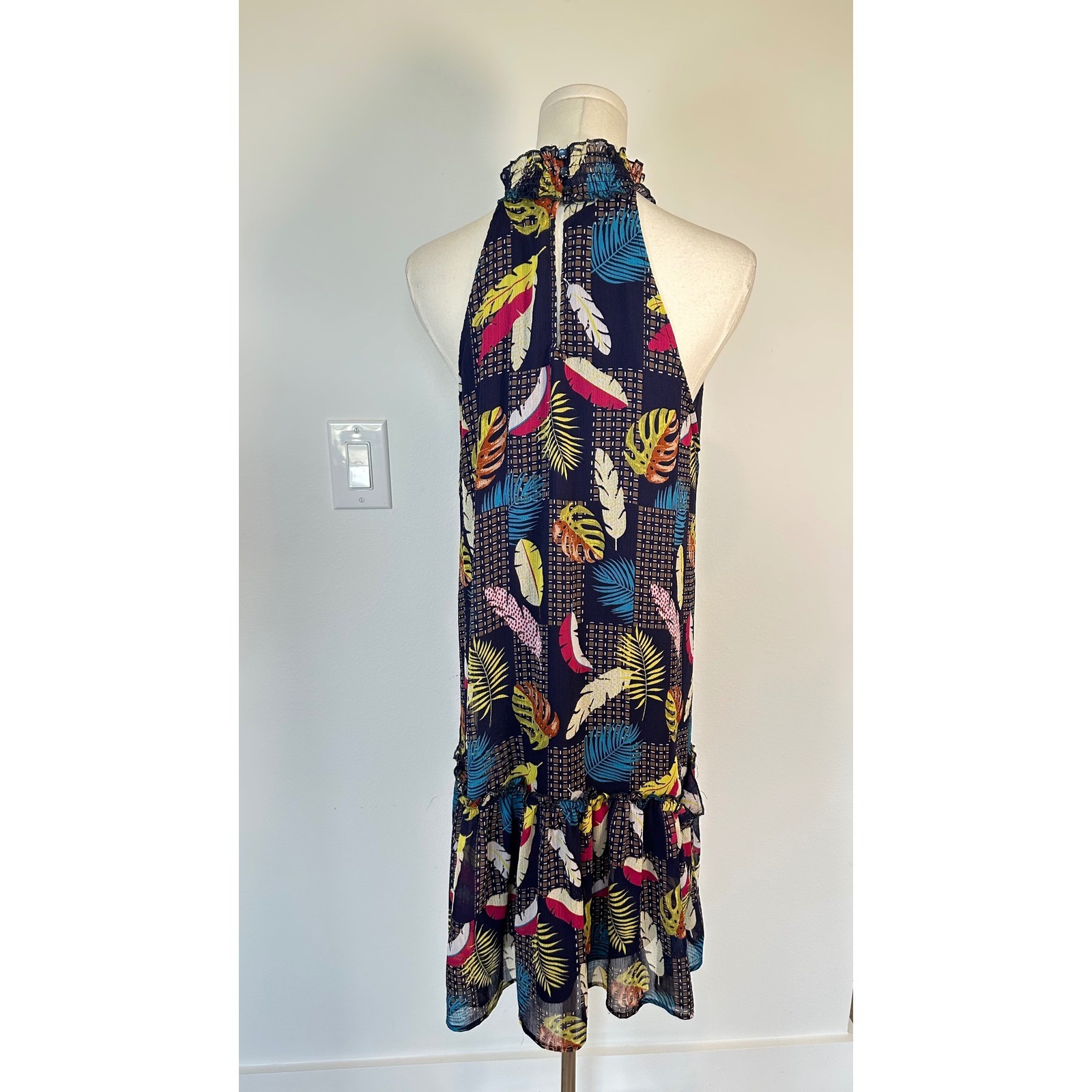 Absolutely Famous Tropical Leaf Feather Cocktail Dress Ruffle M Smocked Neck