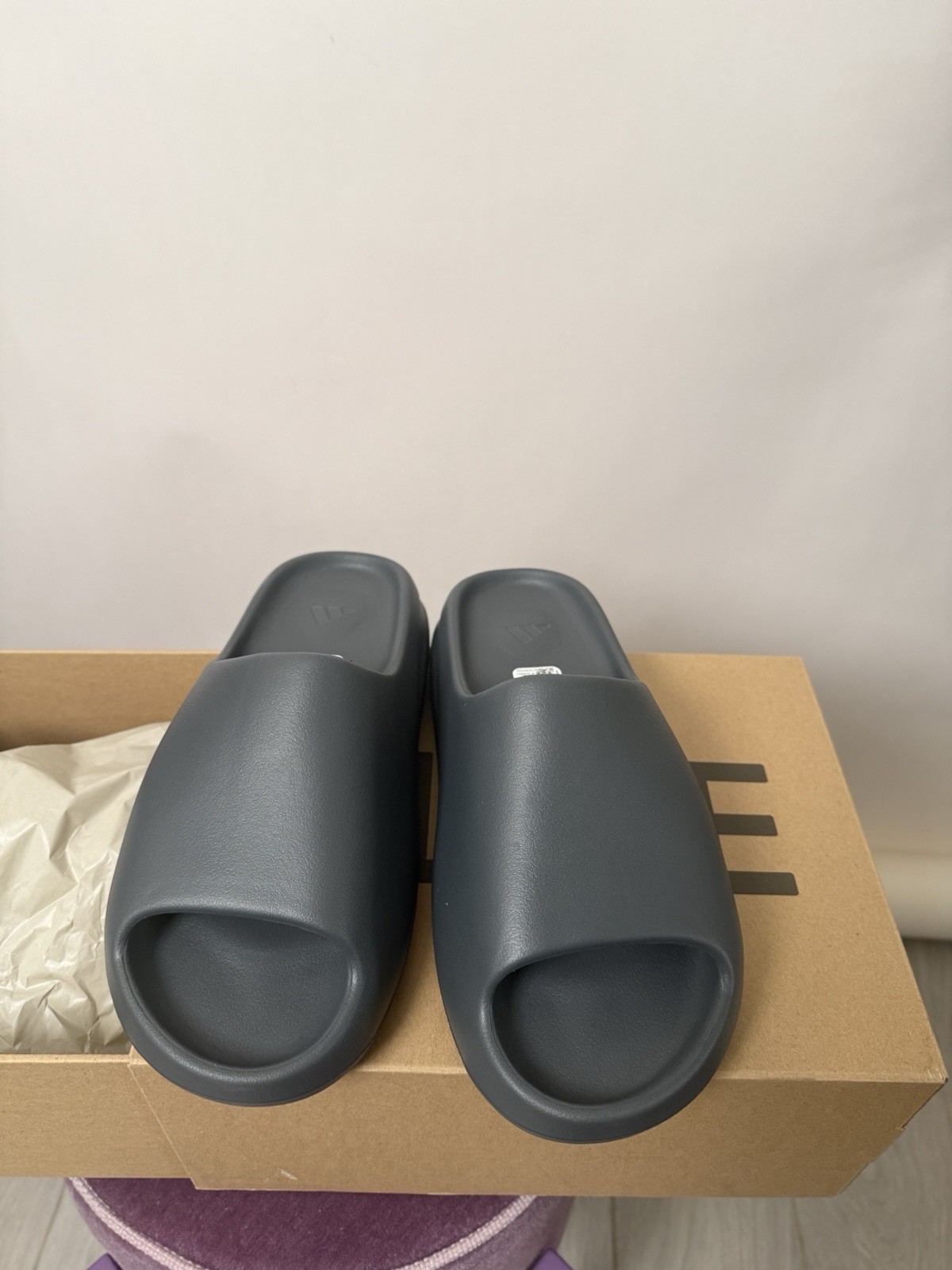 adidas Yeezy YZY Slide ID2350 Men’s Gray Comfort Rubber Sandals Size 11