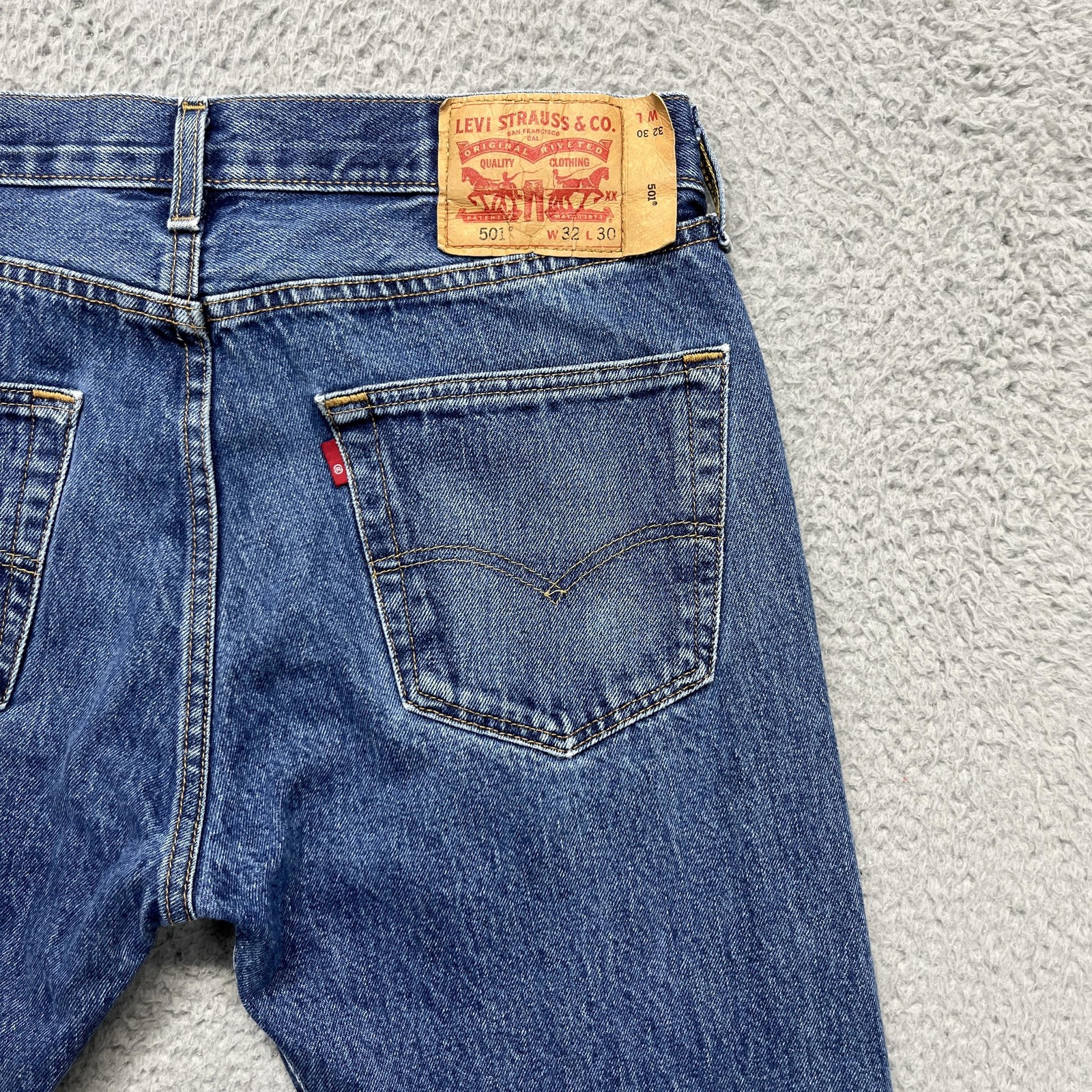 Levis 501 Jeans Mens 32×30 Blue Medium Wash Straight Leg Button Fly Denim