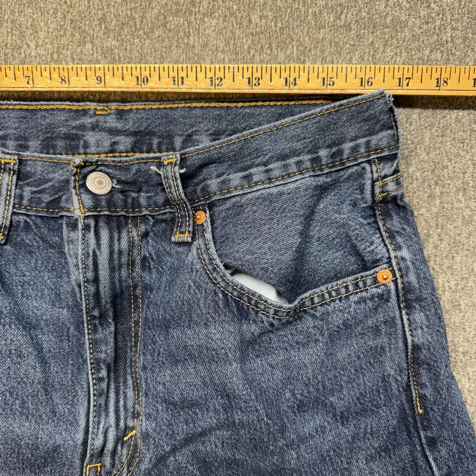 levi’s 565 33×32 dark wash jeans excellent condition regular fit