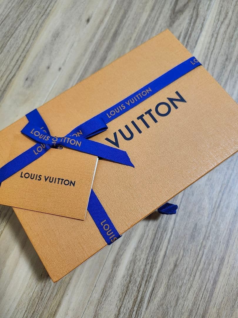 Louis Vuitton Notebook 13cm(5in)x 21cm(8in) There is dirt on the box