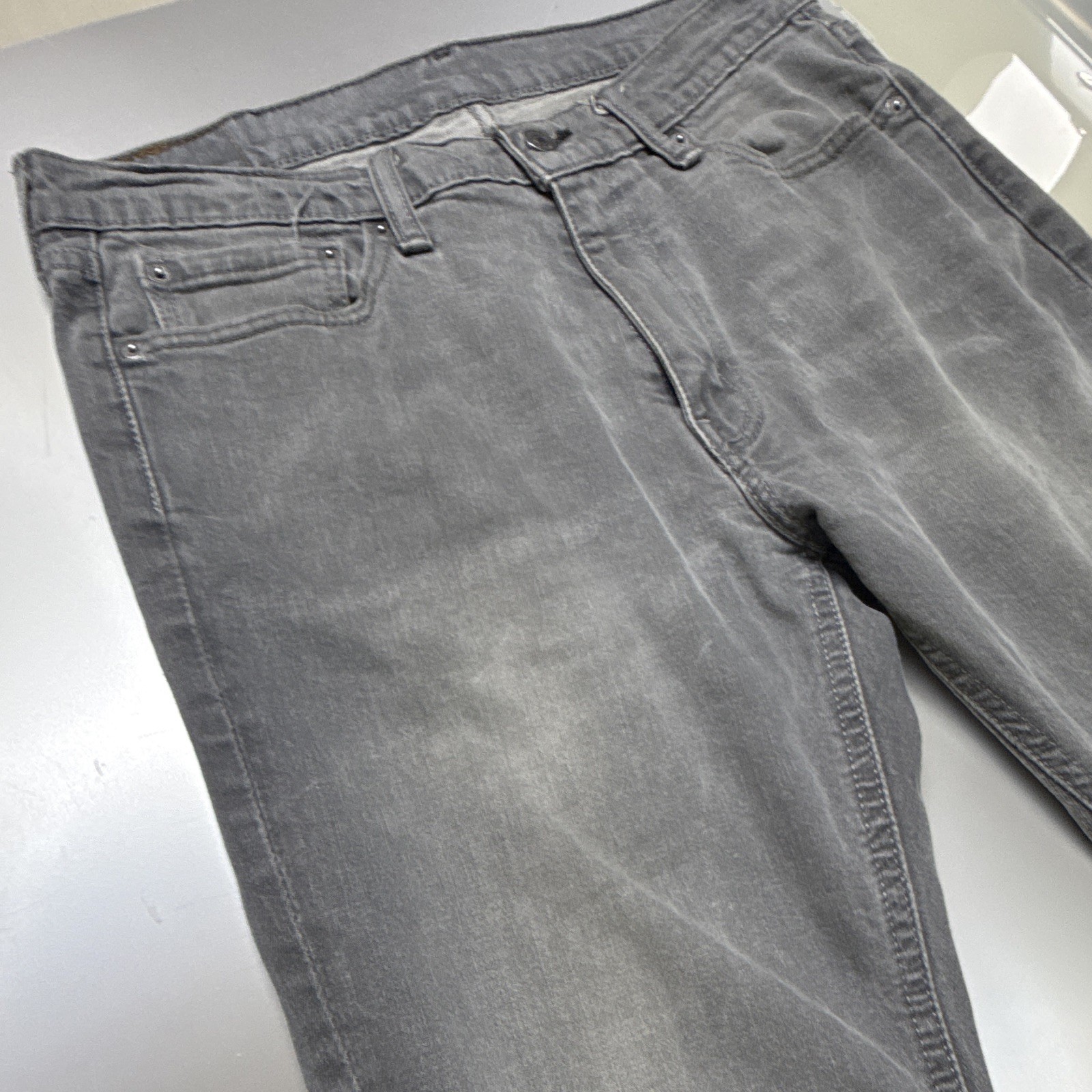 Levi’s Men’s Gray Denim Jeans Athletic Fit Straight Leg Mid Rise Cotton