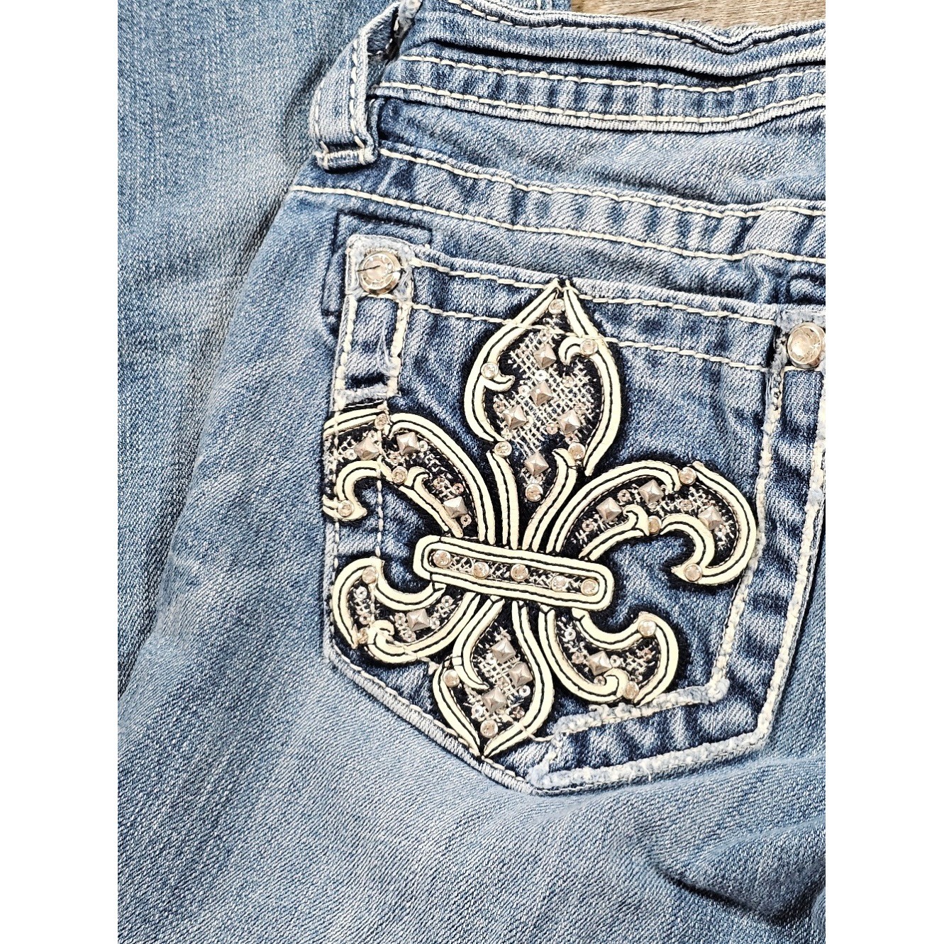 Miss Me Signature Cuffed Capri Jeans Fleur De Lis Embellished Medium Wash 26