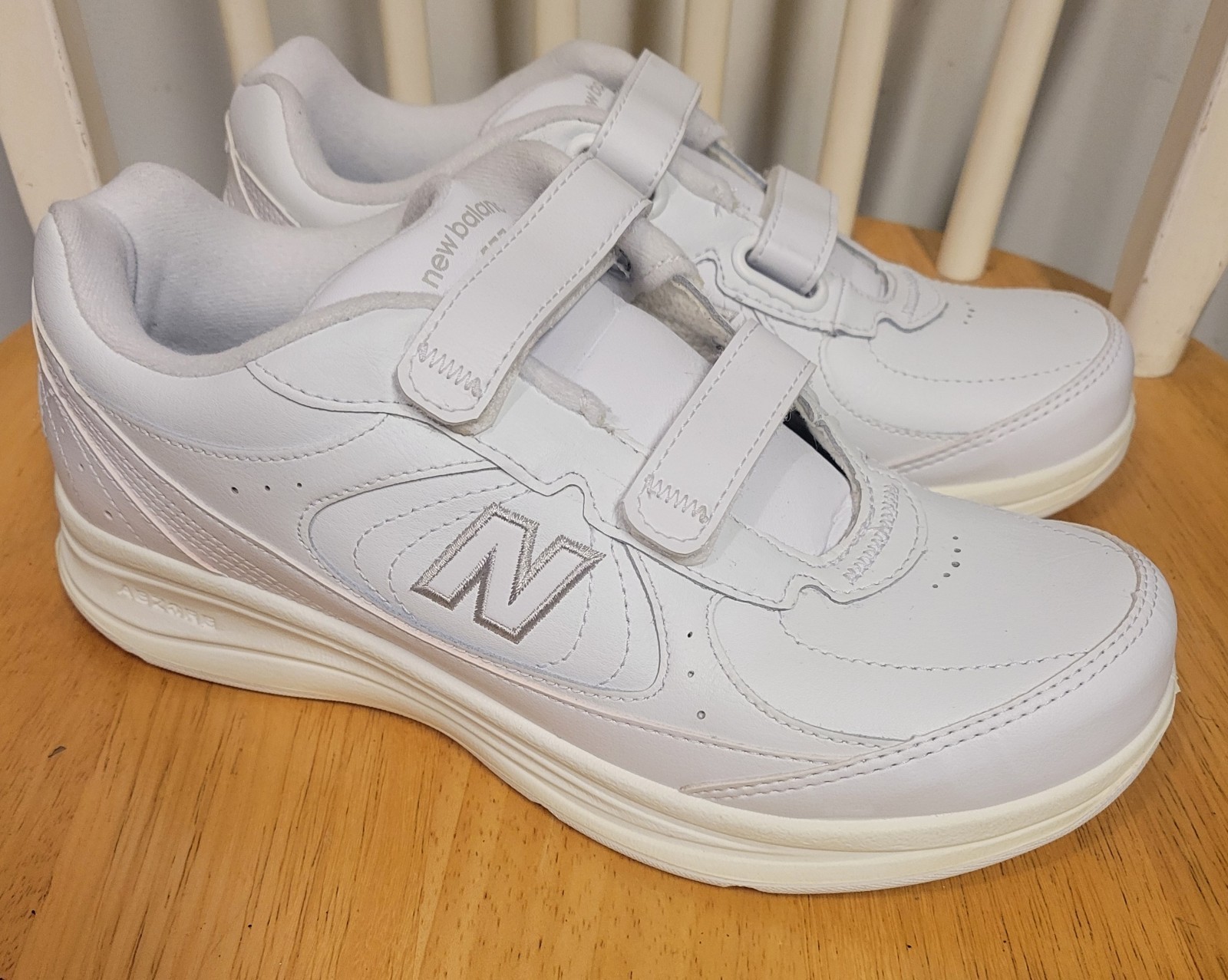 New Balance 577 Woman’s Walking Shoes White Hook&Loop Size 7.5 X-Wide