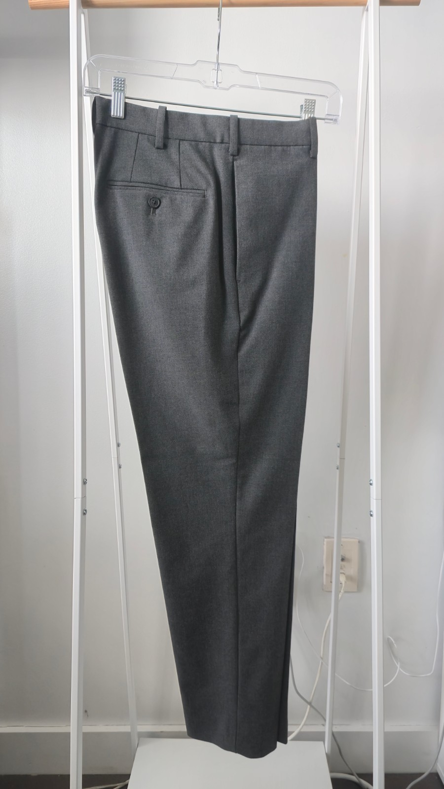 UNIQLO Gray Smart Ankle Pants Men’s (2-Way Stretch) – Size Small