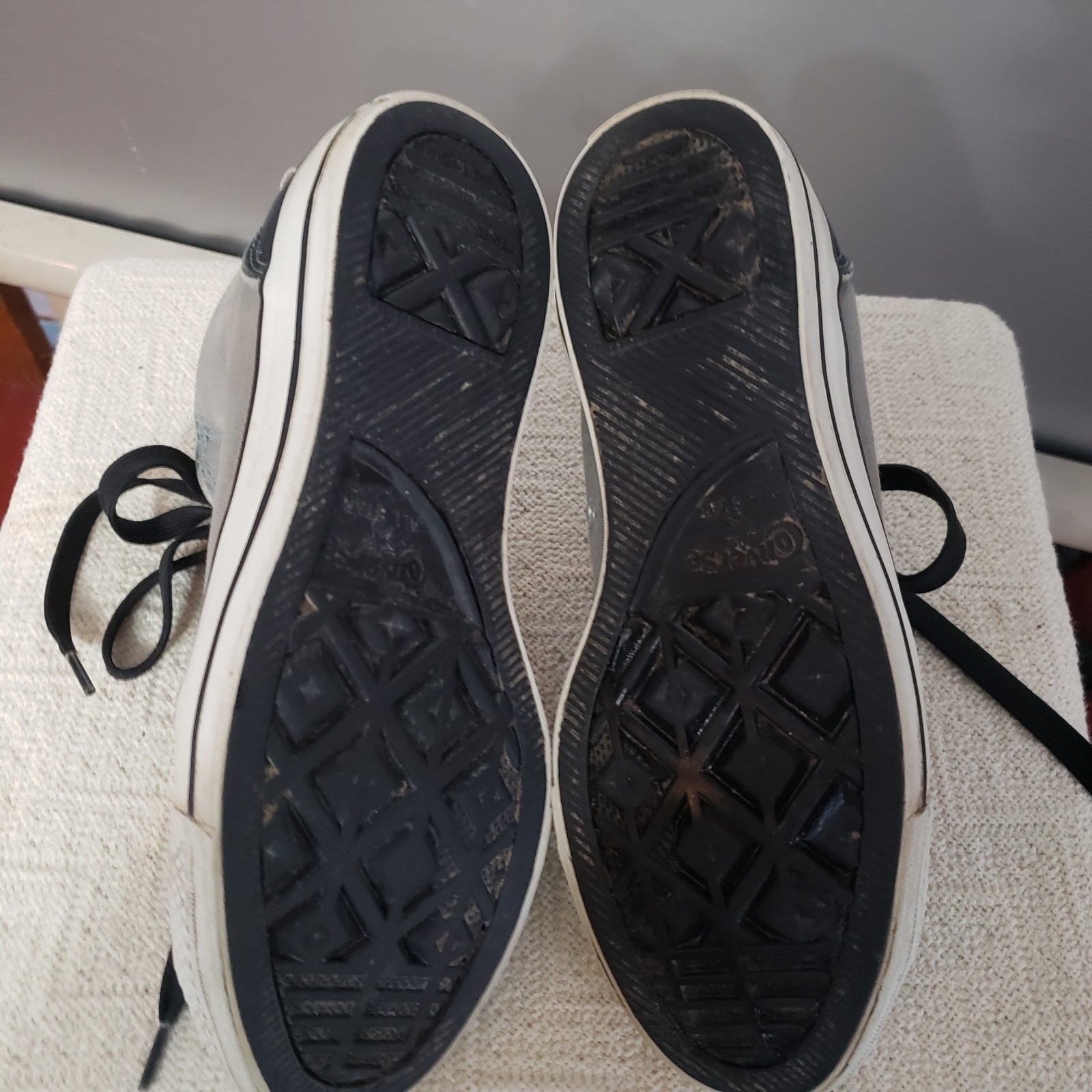 UNISEX CONVERSE ALLSTAR GRAY, BLACK, WHITE ALL STAR. WMS 8, MENS 6