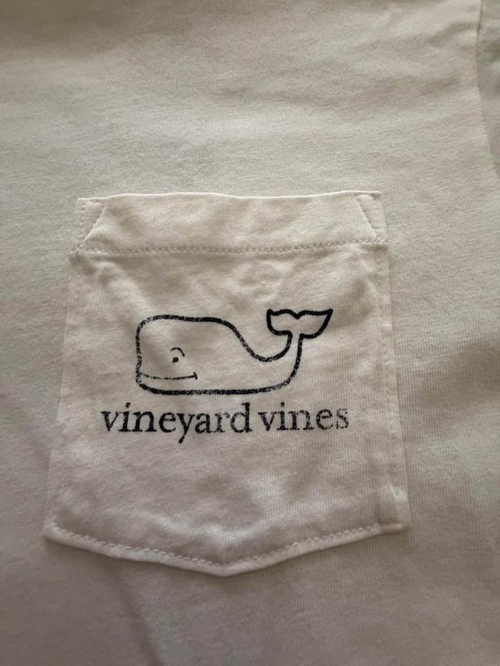 NWOT Vineyard Vines pocket tee blue whale on back size medium