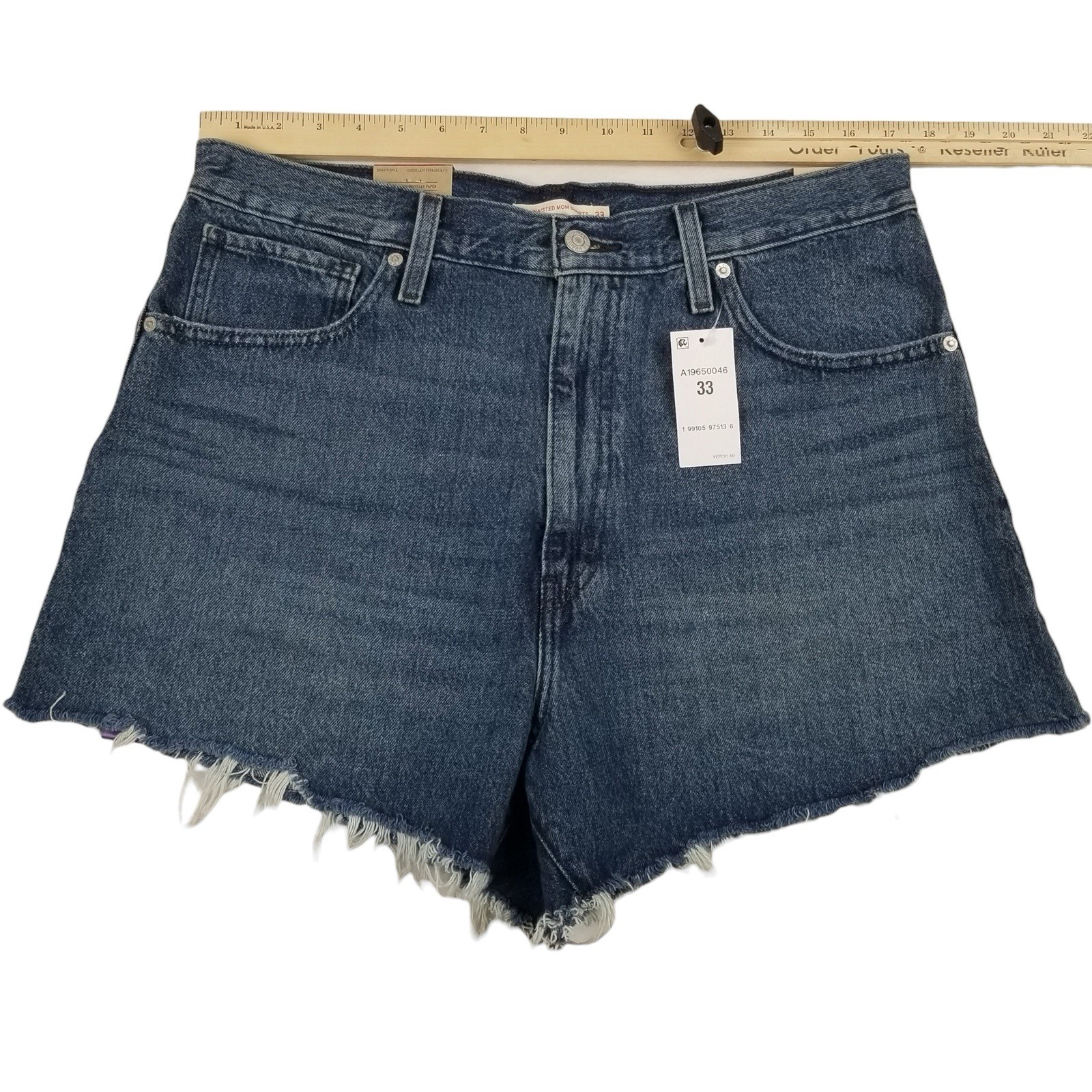 Levi’s Women’s SZ 33 High-Waisted Relaxed Fit 5 Pocket Cotton Denim Mom Short