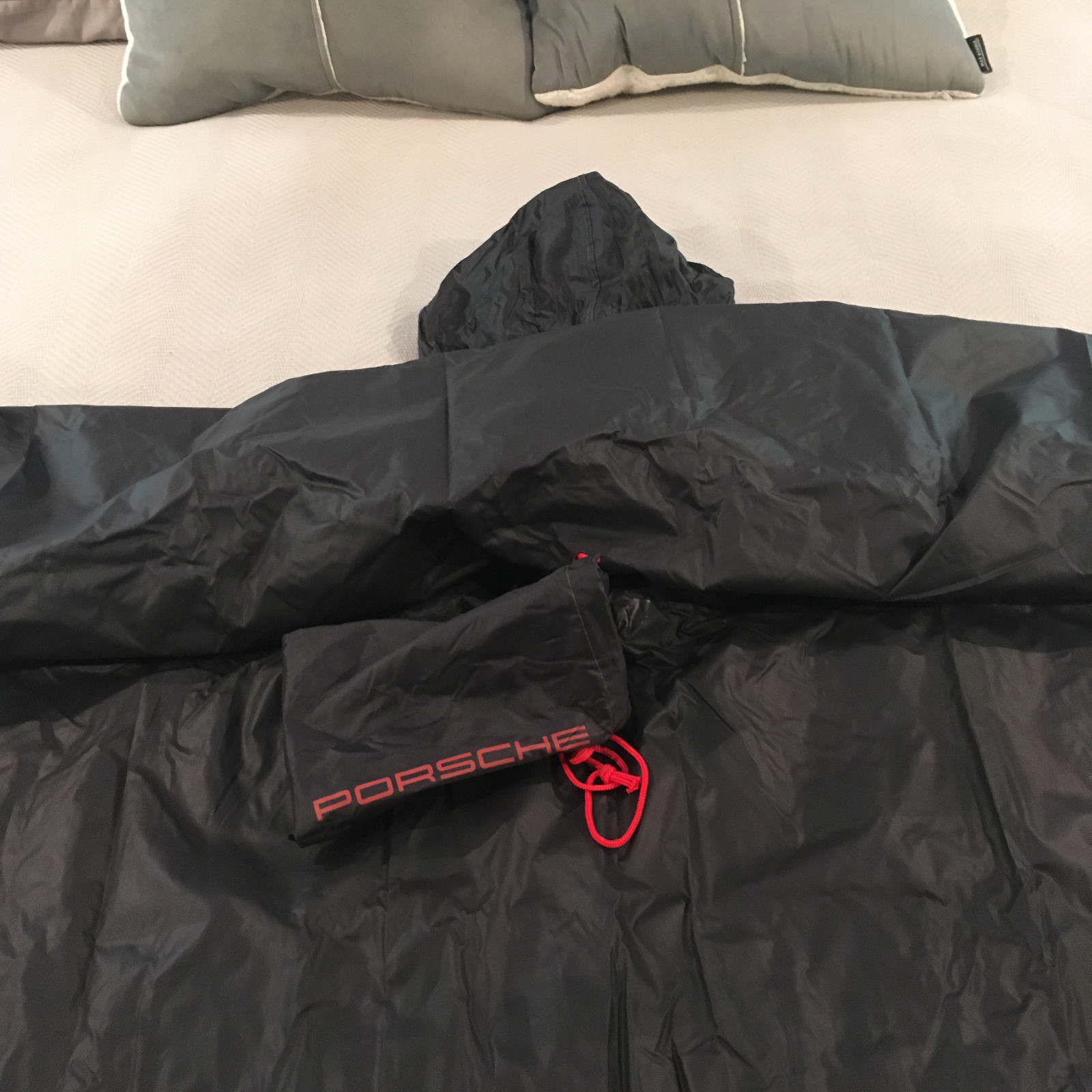 PORSCHE DESIGN PCNA PORSCHE RACING RAIN CAPE PONCHO W/SEWN IN STORAGE POUCH. NEW