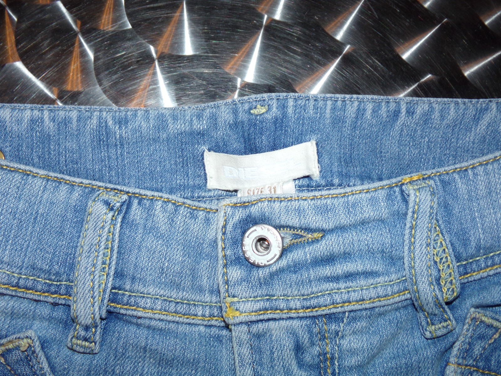 diesel 31 Capri Jeans Light Wash Zipper Pockets and fly 18″ inseam