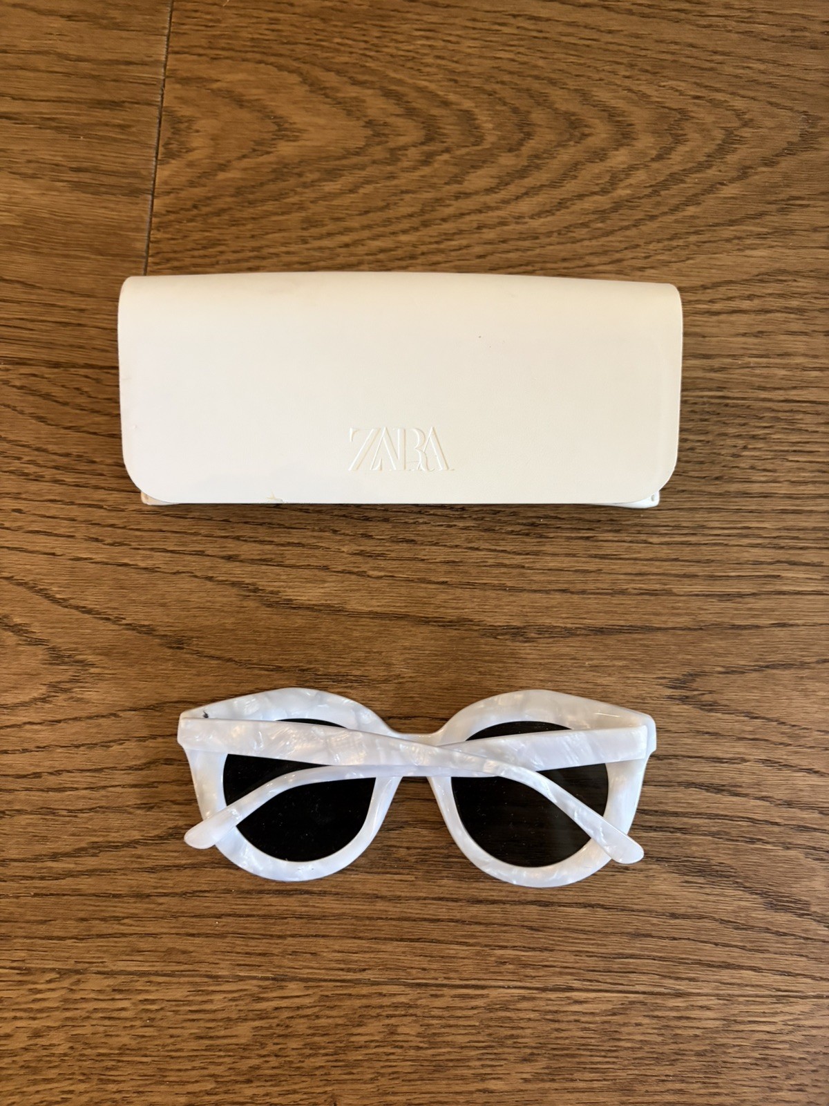 ZARA WHITE Tortoiseshell RESIN SUNGLASSES NWOT. Black shade lens.