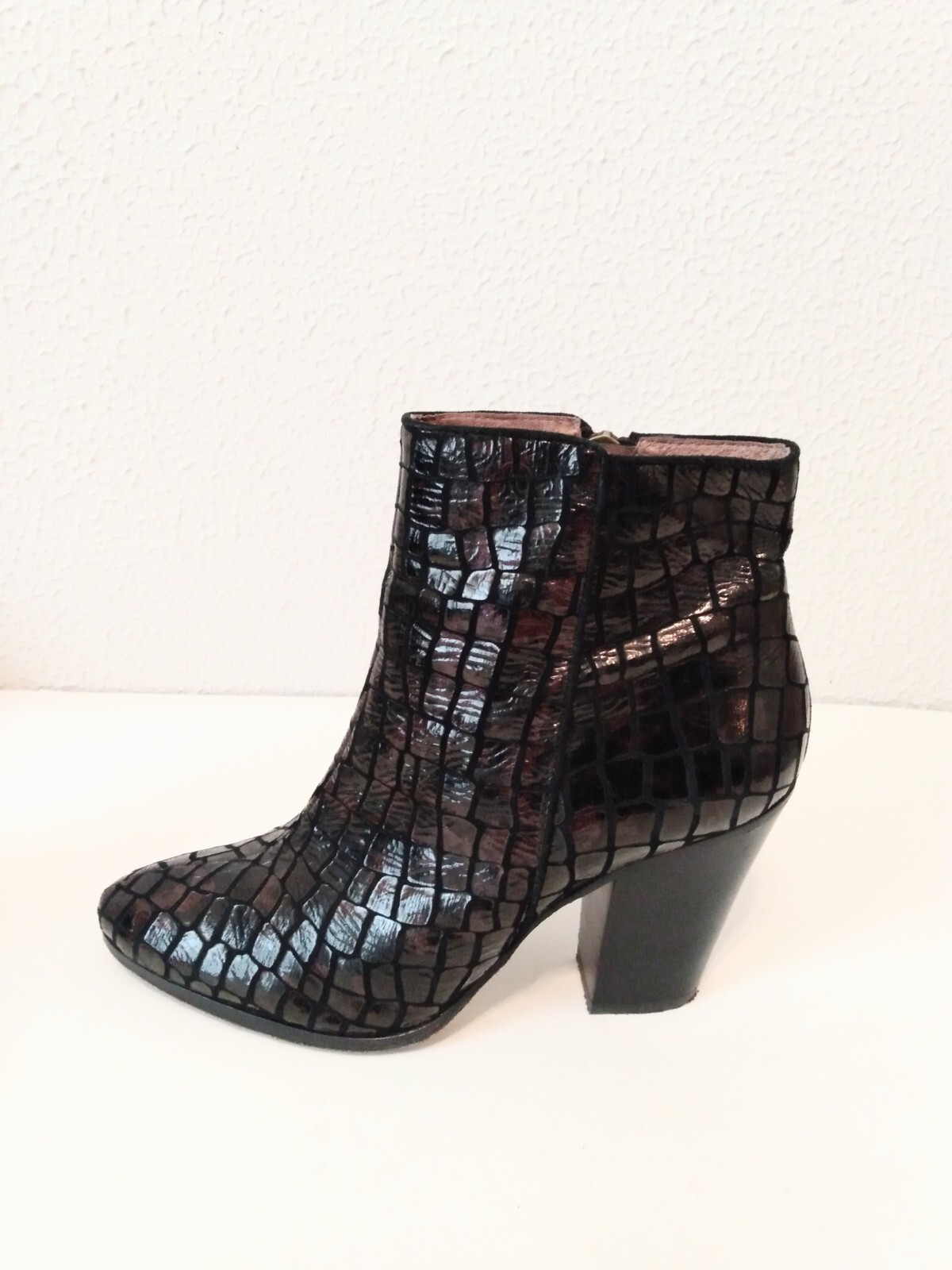 Donald J PLiner Swift Burgundy Black Croc Faux Leather Ankle 3 3/4″ Boots 9 M