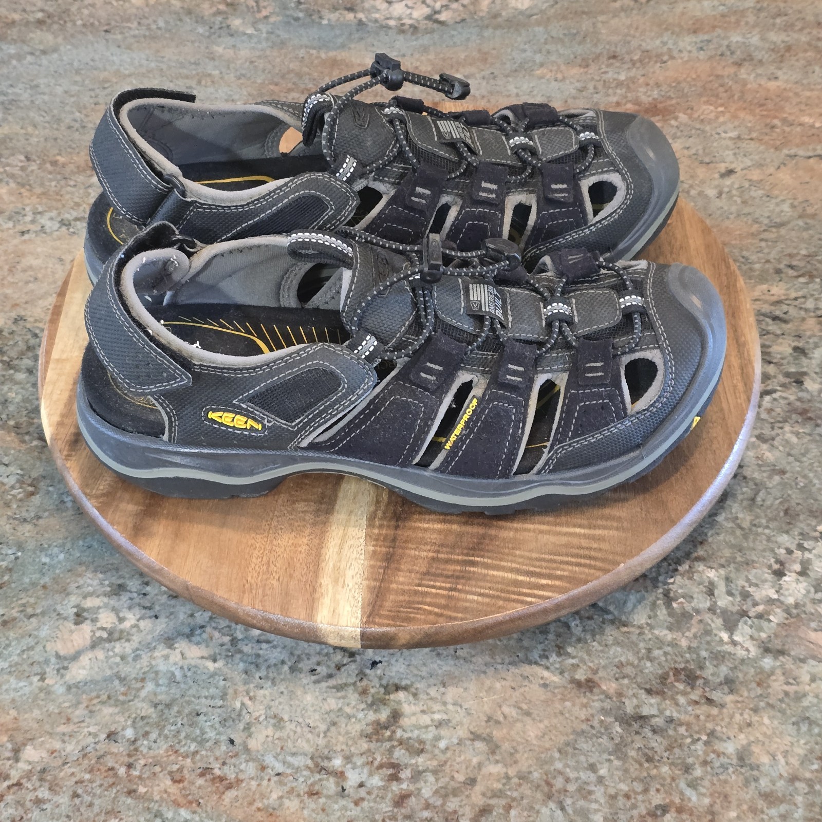 Keen Rialto H2 Black Grey Mens Sz 9.5 – Closed Toe Sport Hiking Sandals Made USA